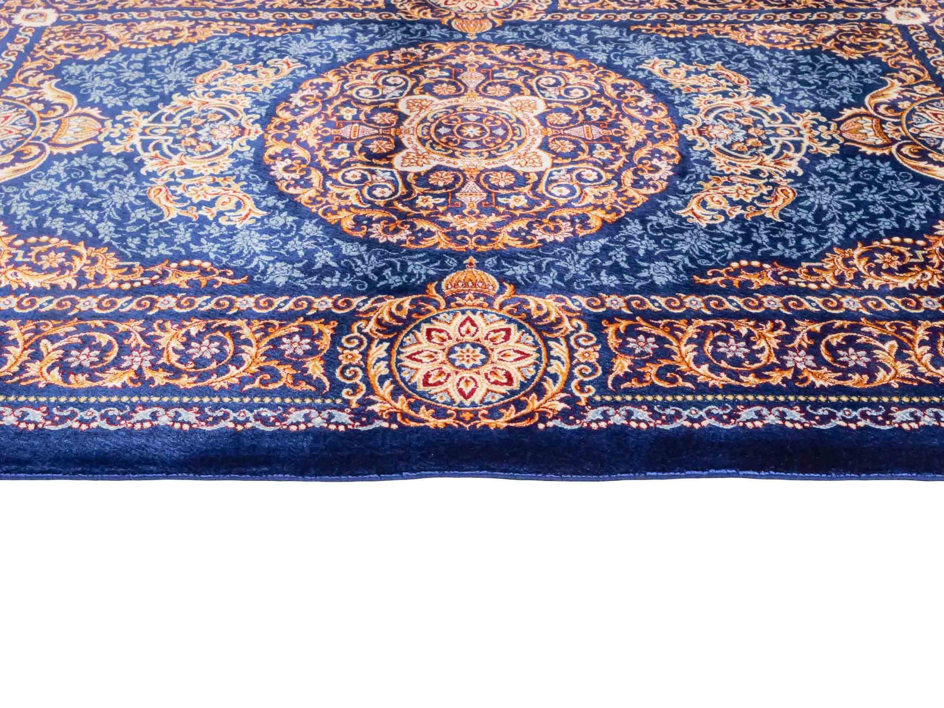 Ghom Maschinenteppich "Firuzan" 90 x 60 cm aus pflanzlicher Seide (Viskose) mit Medaillon, Navy-Blau. Teppichnummer: V36NY054H. Persian Luxury Collection by Khademi. Made in Iran / Persia – Vertrieb durch JUPITER Intl.