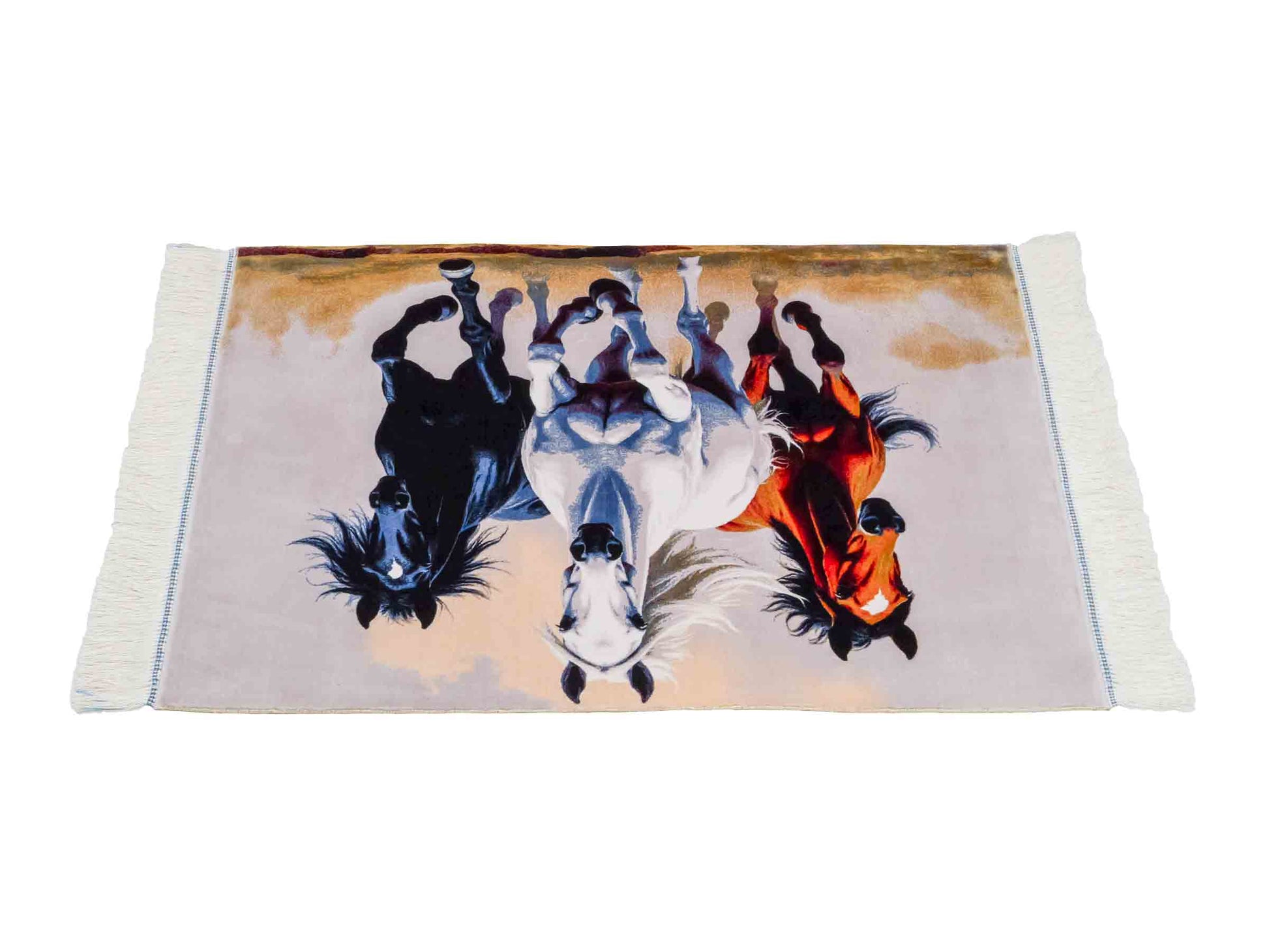 Ghom Maschinenteppich "Galoppierende Pferde" 90 x 60 cm aus pflanzlicher Seide (Viskose). Wandteppich mit Bildmotiv, Mehrfarbig. Teppichnummer: V35MC054H. Persian Luxury Collection by Khademi. Made in Iran / Persia – Vertrieb durch JUPITER Intl.