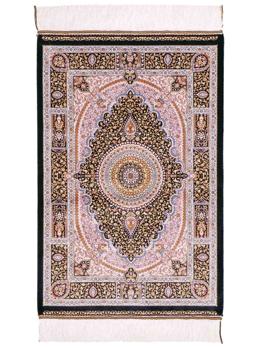 Ghom Maschinenteppich "Garshasp" 90 x 60 cm aus pflanzlicher Seide (Viskose) mit Medaillon, Schwarz. Teppichnummer: V38BK054H. Persian Luxury Collection by Khademi. Made in Iran / Persia – Vertrieb durch JUPITER Intl.
