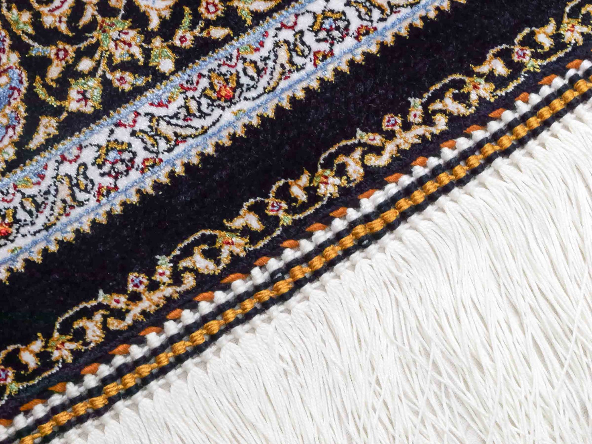 Ghom Maschinenteppich "Garshasp" 90 x 60 cm aus pflanzlicher Seide (Viskose) mit Medaillon, Schwarz. Teppichnummer: V38BK054H. Persian Luxury Collection by Khademi. Made in Iran / Persia – Vertrieb durch JUPITER Intl.