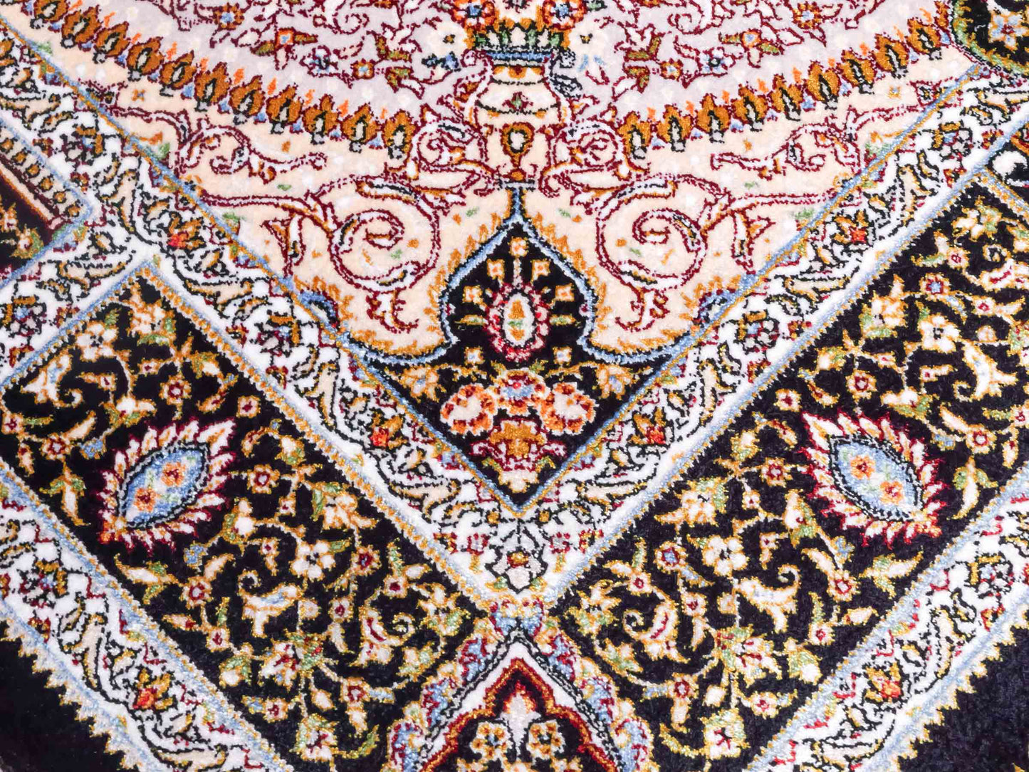 Ghom Maschinenteppich "Garshasp" 90 x 60 cm aus pflanzlicher Seide (Viskose) mit Medaillon, Schwarz. Teppichnummer: V38BK054H. Persian Luxury Collection by Khademi. Made in Iran / Persia – Vertrieb durch JUPITER Intl.