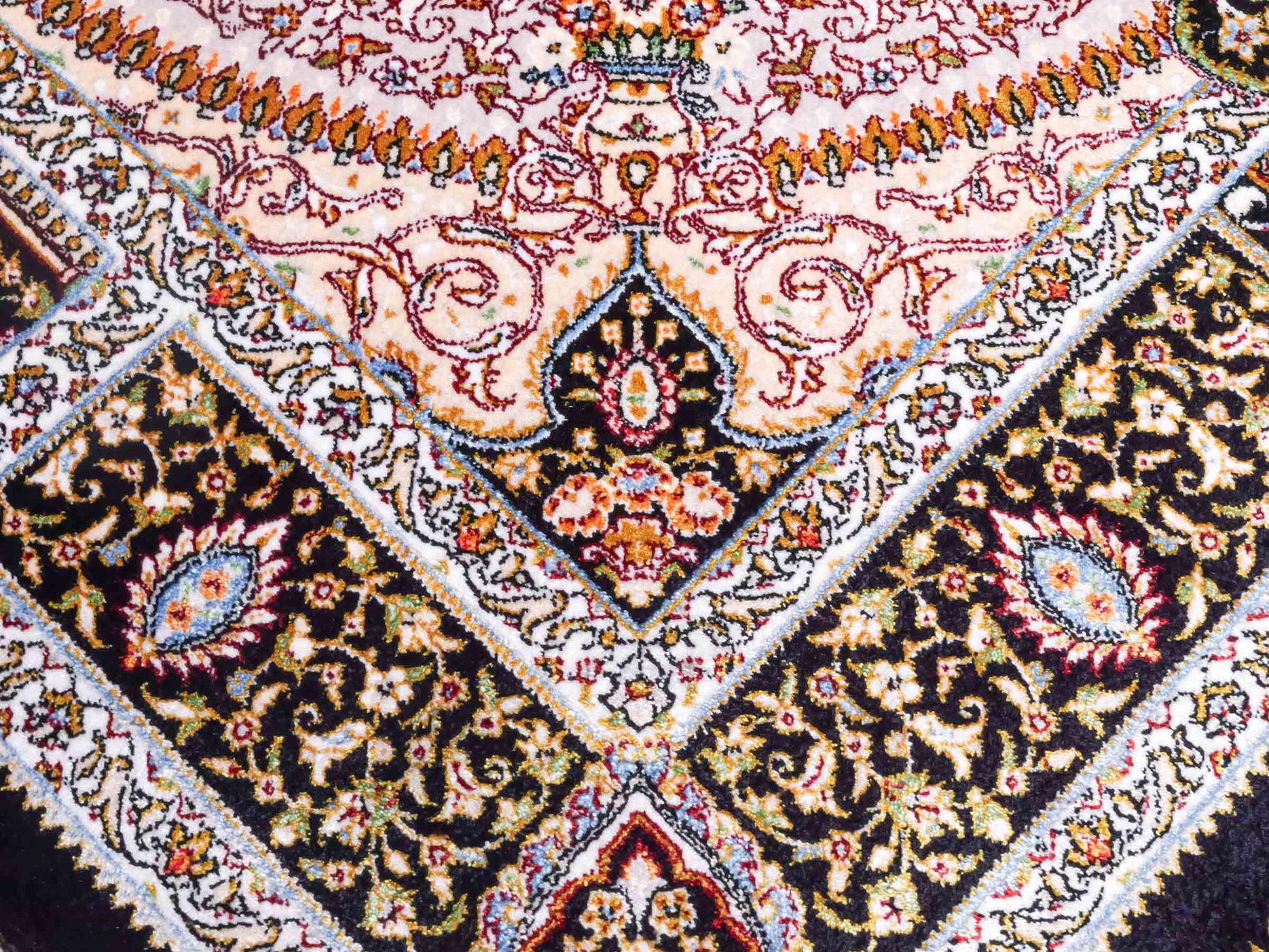 Ghom Maschinenteppich "Garshasp" 90 x 60 cm aus pflanzlicher Seide (Viskose) mit Medaillon, Schwarz. Teppichnummer: V38BK054H. Persian Luxury Collection by Khademi. Made in Iran / Persia – Vertrieb durch JUPITER Intl.