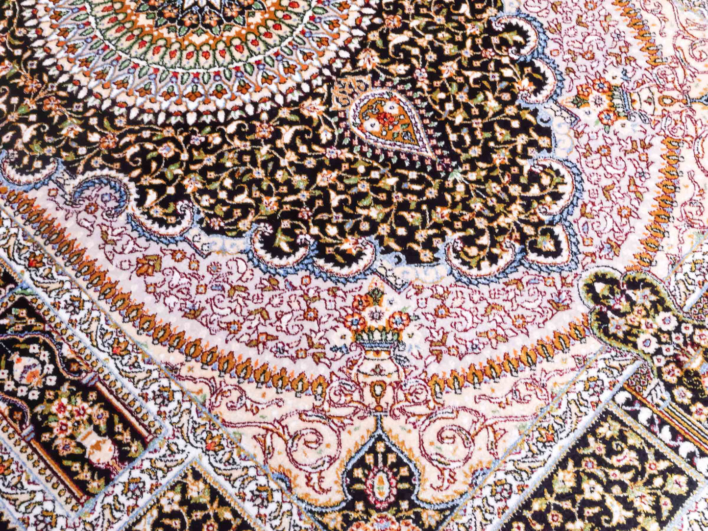 Ghom Maschinenteppich "Garshasp" 90 x 60 cm aus pflanzlicher Seide (Viskose) mit Medaillon, Schwarz. Teppichnummer: V38BK054H. Persian Luxury Collection by Khademi. Made in Iran / Persia – Vertrieb durch JUPITER Intl.