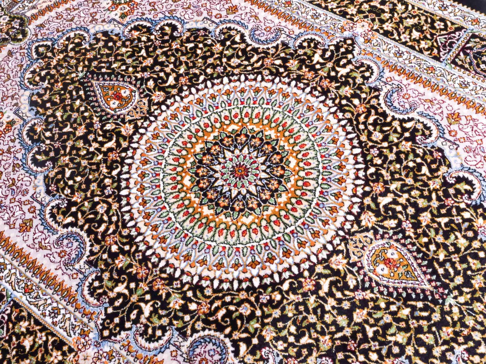 Ghom Maschinenteppich "Garshasp" 90 x 60 cm aus pflanzlicher Seide (Viskose) mit Medaillon, Schwarz. Teppichnummer: V38BK054H. Persian Luxury Collection by Khademi. Made in Iran / Persia – Vertrieb durch JUPITER Intl.
