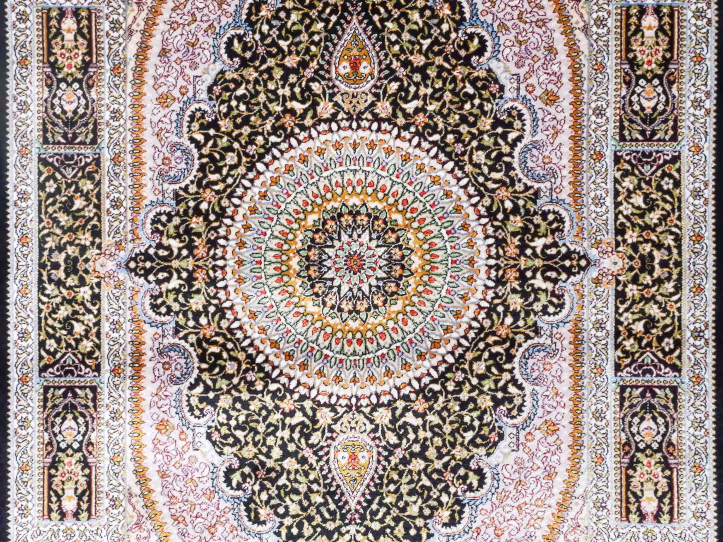 Ghom Maschinenteppich "Garshasp" 90 x 60 cm aus pflanzlicher Seide (Viskose) mit Medaillon, Schwarz. Teppichnummer: V38BK054H. Persian Luxury Collection by Khademi. Made in Iran / Persia – Vertrieb durch JUPITER Intl.