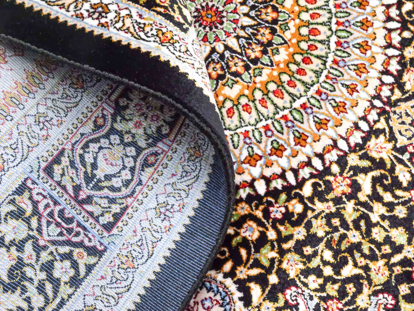 Ghom Maschinenteppich "Garshasp" 90 x 60 cm aus pflanzlicher Seide (Viskose) mit Medaillon, Schwarz. Teppichnummer: V38BK054H. Persian Luxury Collection by Khademi. Made in Iran / Persia – Vertrieb durch JUPITER Intl.