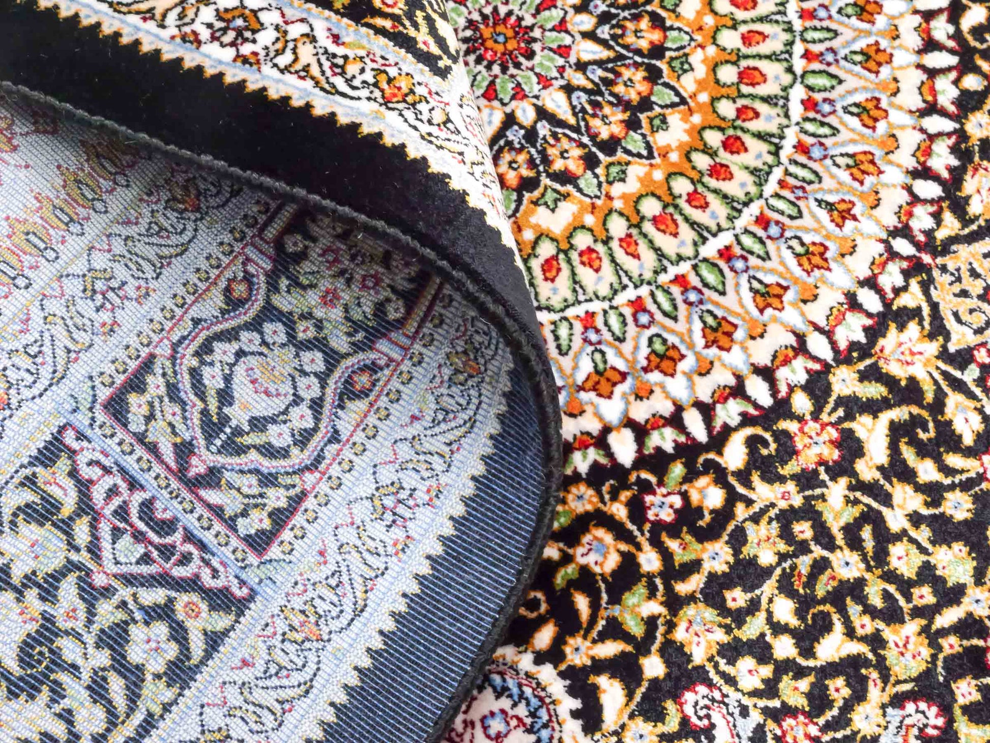 Ghom Maschinenteppich "Garshasp" 90 x 60 cm aus pflanzlicher Seide (Viskose) mit Medaillon, Schwarz. Teppichnummer: V38BK054H. Persian Luxury Collection by Khademi. Made in Iran / Persia – Vertrieb durch JUPITER Intl.