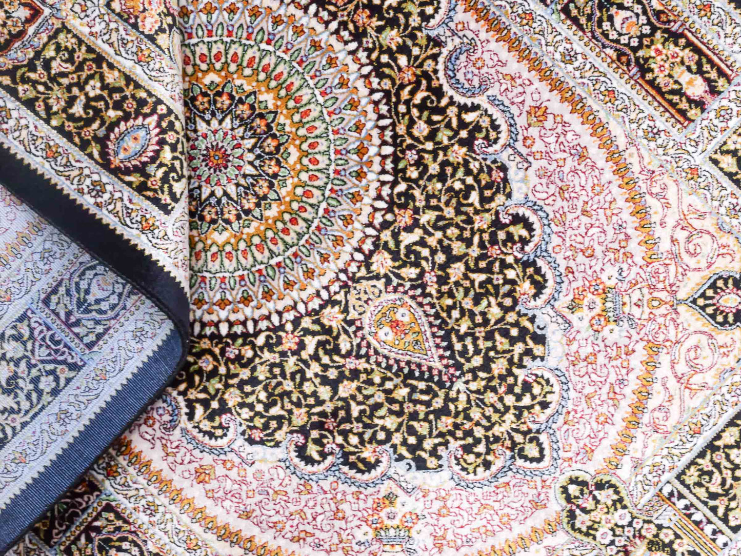 Ghom Maschinenteppich "Garshasp" 90 x 60 cm aus pflanzlicher Seide (Viskose) mit Medaillon, Schwarz. Teppichnummer: V38BK054H. Persian Luxury Collection by Khademi. Made in Iran / Persia – Vertrieb durch JUPITER Intl.
