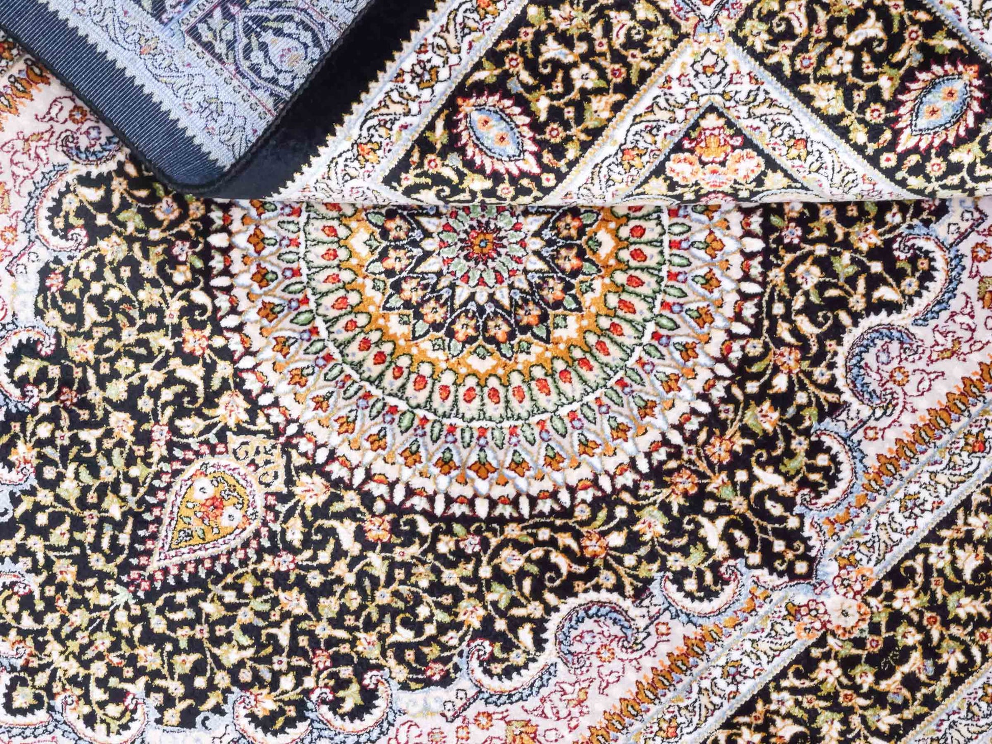 Ghom Maschinenteppich "Garshasp" 90 x 60 cm aus pflanzlicher Seide (Viskose) mit Medaillon, Schwarz. Teppichnummer: V38BK054H. Persian Luxury Collection by Khademi. Made in Iran / Persia – Vertrieb durch JUPITER Intl.