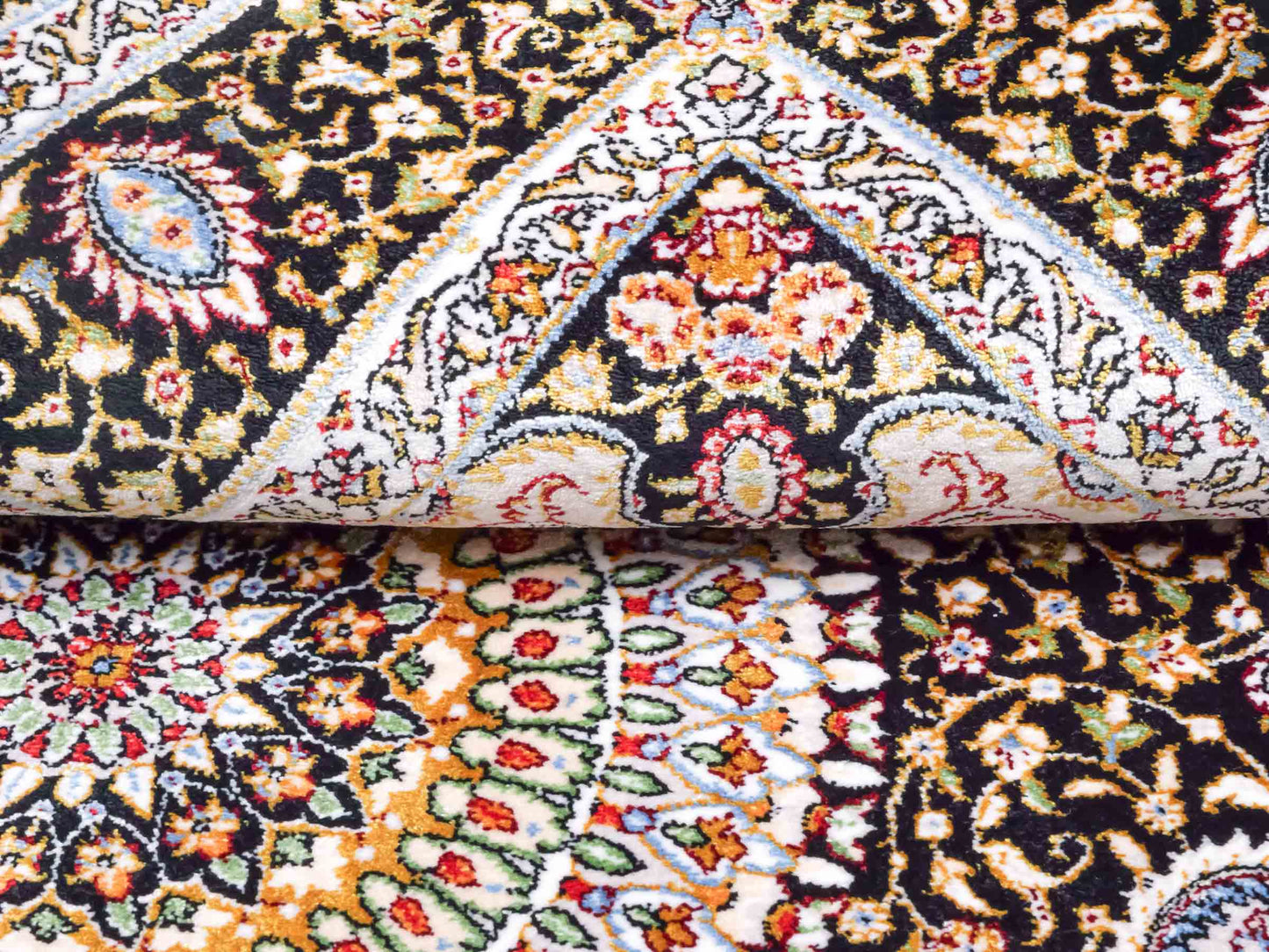 Ghom Maschinenteppich "Garshasp" 90 x 60 cm aus pflanzlicher Seide (Viskose) mit Medaillon, Schwarz. Teppichnummer: V38BK054H. Persian Luxury Collection by Khademi. Made in Iran / Persia – Vertrieb durch JUPITER Intl.