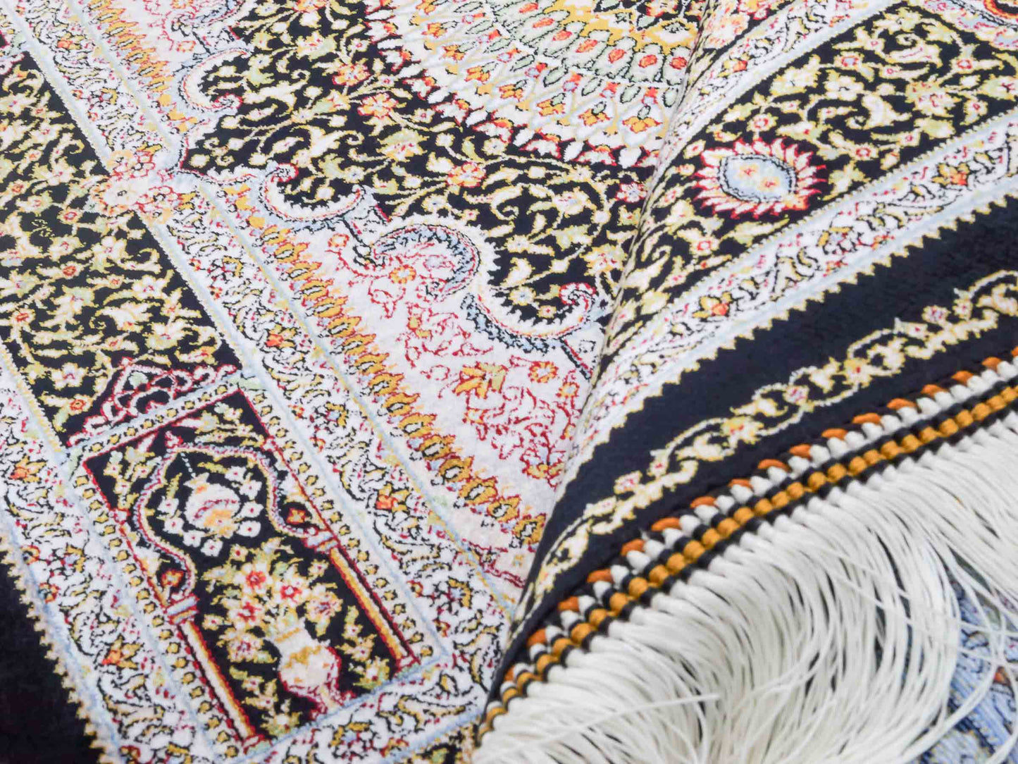 Ghom Maschinenteppich "Garshasp" 90 x 60 cm aus pflanzlicher Seide (Viskose) mit Medaillon, Schwarz. Teppichnummer: V38BK054H. Persian Luxury Collection by Khademi. Made in Iran / Persia – Vertrieb durch JUPITER Intl.
