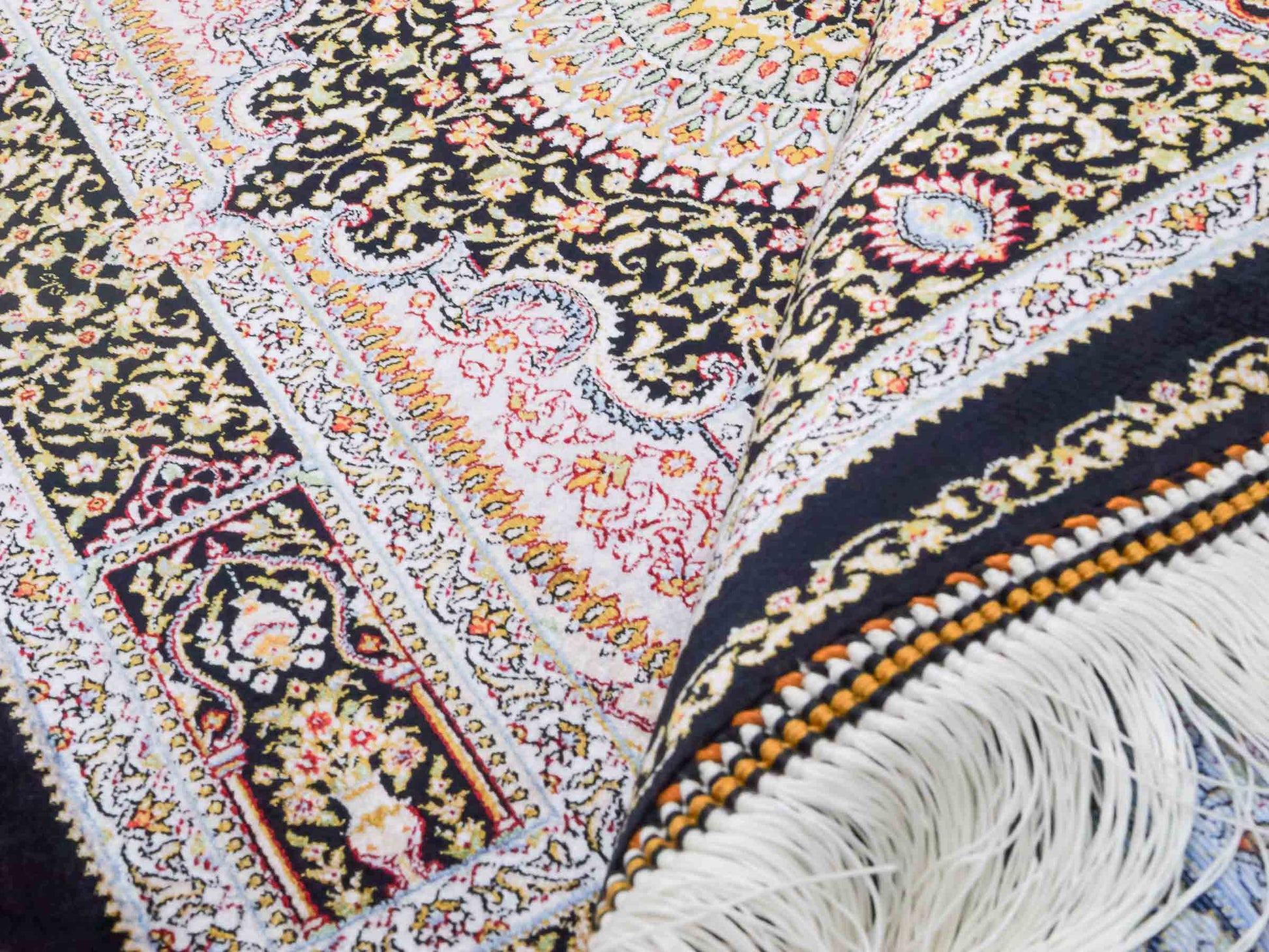 Ghom Maschinenteppich "Garshasp" 90 x 60 cm aus pflanzlicher Seide (Viskose) mit Medaillon, Schwarz. Teppichnummer: V38BK054H. Persian Luxury Collection by Khademi. Made in Iran / Persia – Vertrieb durch JUPITER Intl.