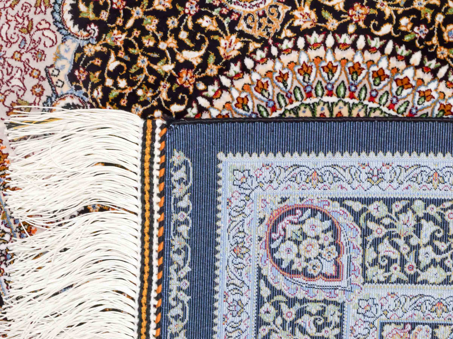 Ghom Maschinenteppich "Garshasp" 90 x 60 cm aus pflanzlicher Seide (Viskose) mit Medaillon, Schwarz. Teppichnummer: V38BK054H. Persian Luxury Collection by Khademi. Made in Iran / Persia – Vertrieb durch JUPITER Intl.