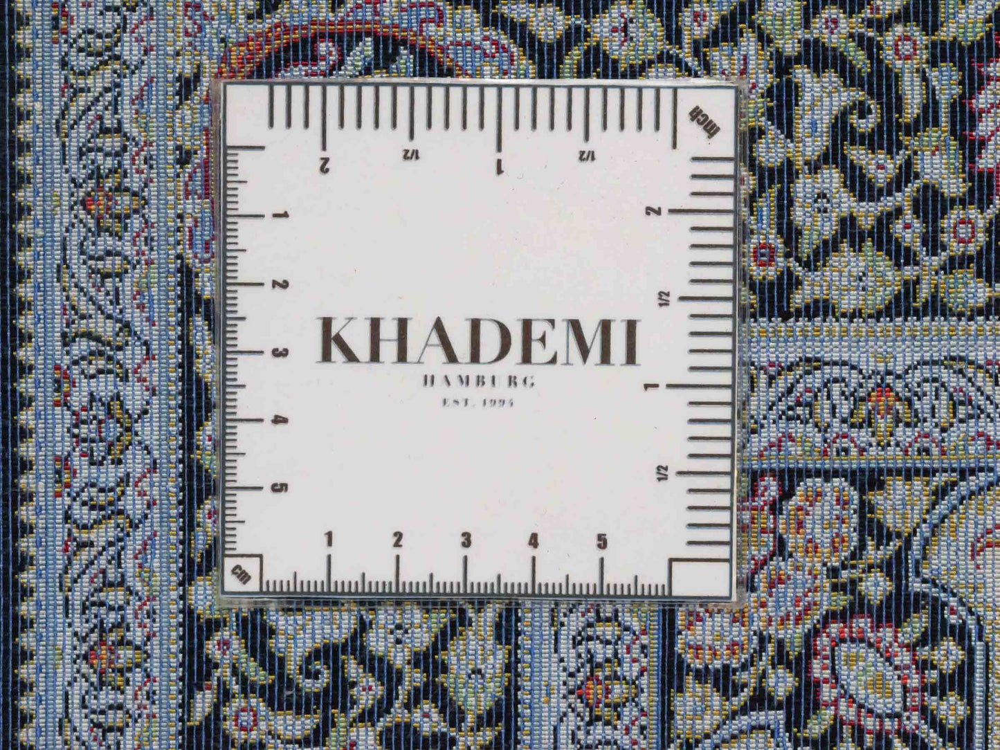 Ghom Maschinenteppich "Garshasp" 90 x 60 cm aus pflanzlicher Seide (Viskose) mit Medaillon, Schwarz. Teppichnummer: V38BK054H. Persian Luxury Collection by Khademi. Made in Iran / Persia – Vertrieb durch JUPITER Intl.