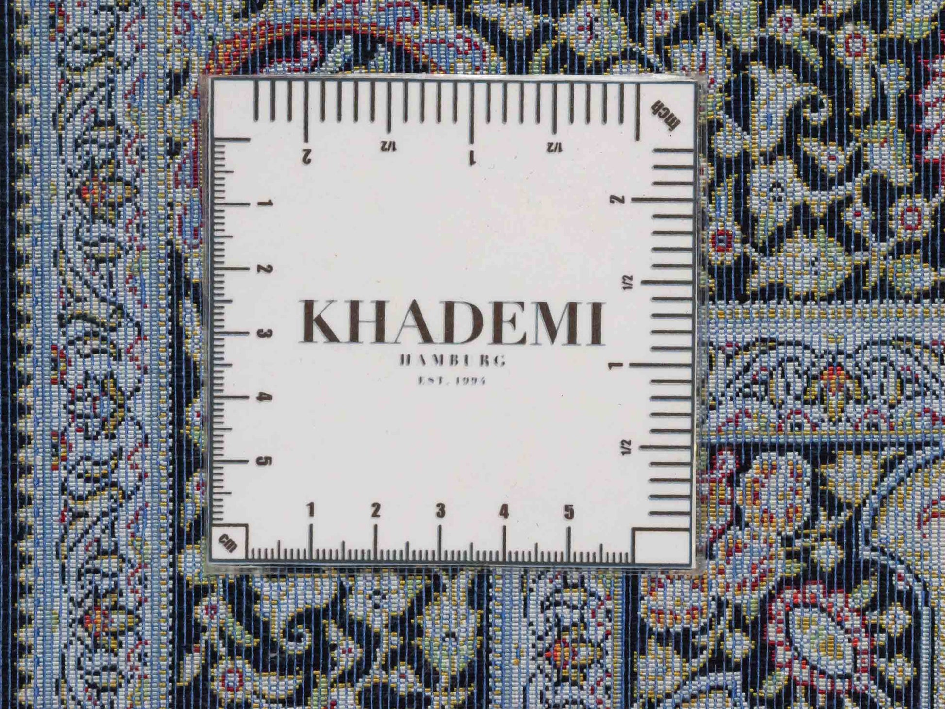 Ghom Maschinenteppich "Garshasp" 90 x 60 cm aus pflanzlicher Seide (Viskose) mit Medaillon, Schwarz. Teppichnummer: V38BK054H. Persian Luxury Collection by Khademi. Made in Iran / Persia – Vertrieb durch JUPITER Intl.