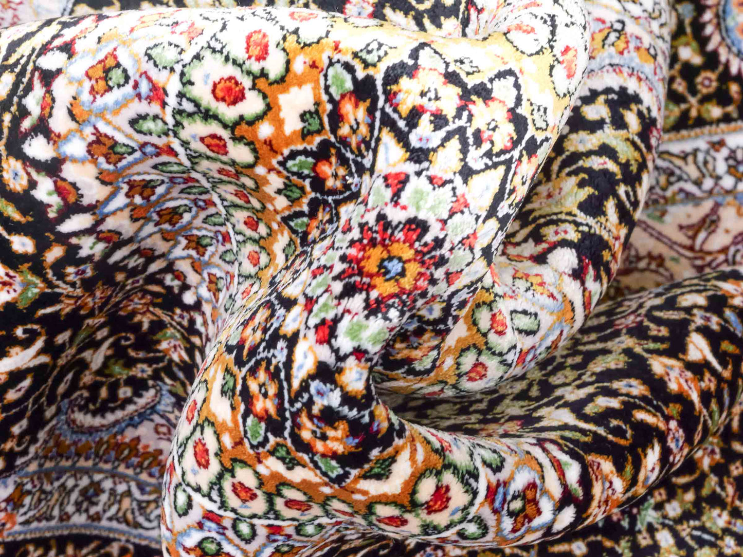 Ghom Maschinenteppich "Garshasp" 90 x 60 cm aus pflanzlicher Seide (Viskose) mit Medaillon, Schwarz. Teppichnummer: V38BK054H. Persian Luxury Collection by Khademi. Made in Iran / Persia – Vertrieb durch JUPITER Intl.