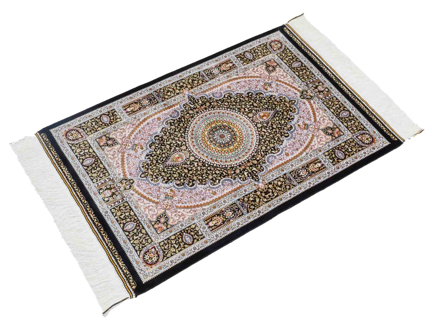 Ghom Maschinenteppich "Garshasp" 90 x 60 cm aus pflanzlicher Seide (Viskose) mit Medaillon, Schwarz. Teppichnummer: V38BK054H. Persian Luxury Collection by Khademi. Made in Iran / Persia – Vertrieb durch JUPITER Intl.