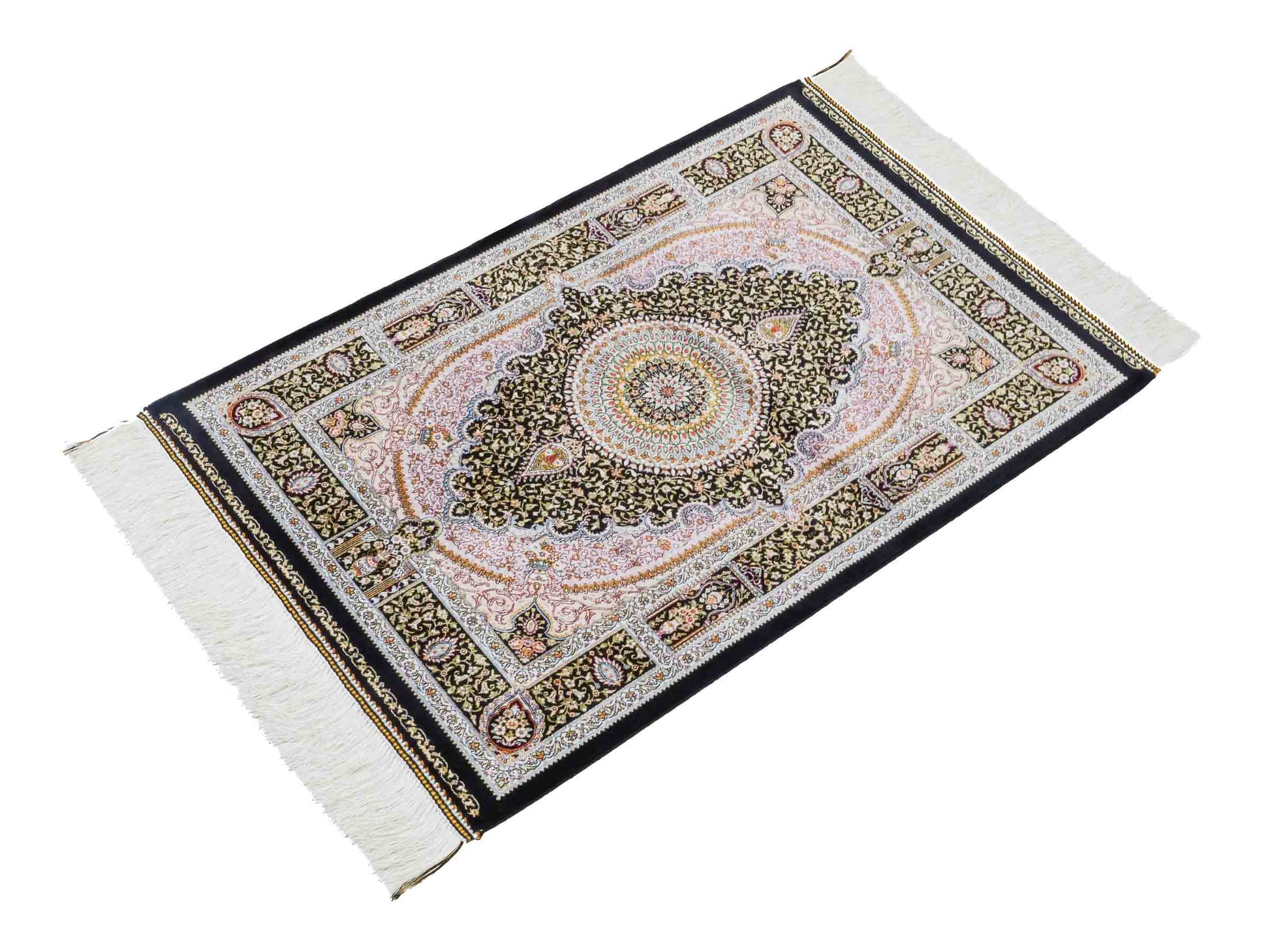 Ghom Maschinenteppich "Garshasp" 90 x 60 cm aus pflanzlicher Seide (Viskose) mit Medaillon, Schwarz. Teppichnummer: V38BK054H. Persian Luxury Collection by Khademi. Made in Iran / Persia – Vertrieb durch JUPITER Intl.