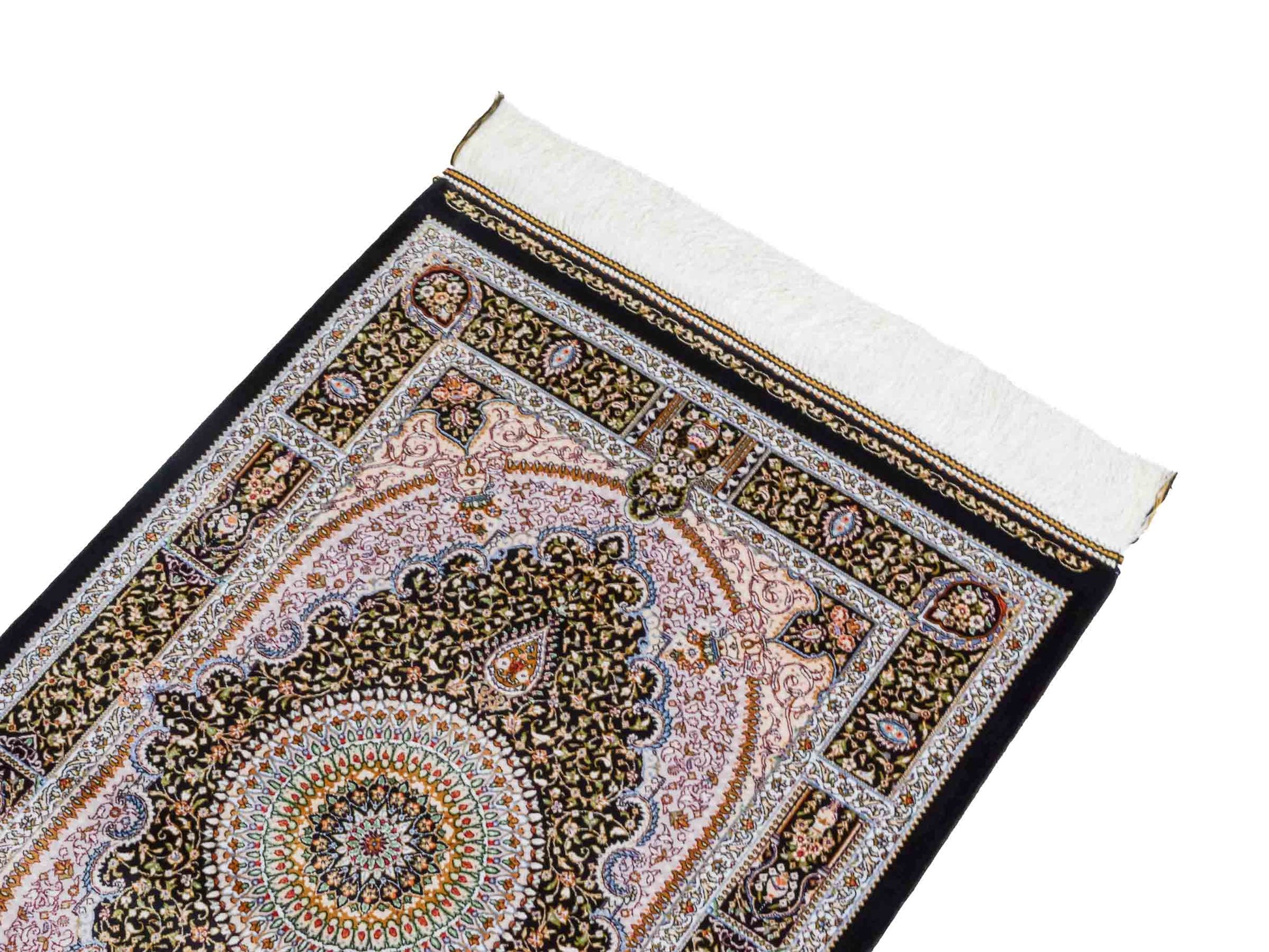 Ghom Maschinenteppich "Garshasp" 90 x 60 cm aus pflanzlicher Seide (Viskose) mit Medaillon, Schwarz. Teppichnummer: V38BK054H. Persian Luxury Collection by Khademi. Made in Iran / Persia – Vertrieb durch JUPITER Intl.