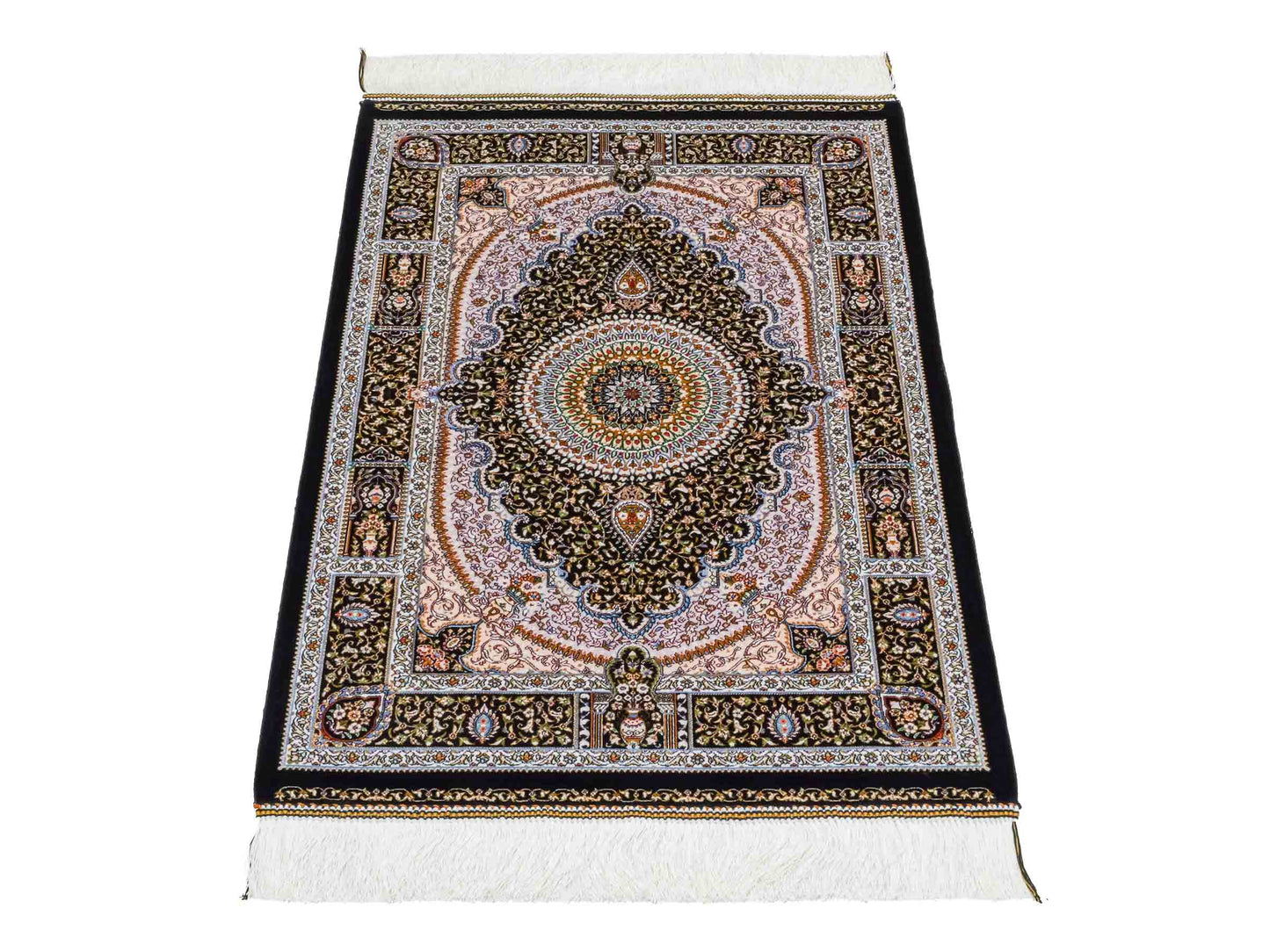 Ghom Maschinenteppich "Garshasp" 90 x 60 cm aus pflanzlicher Seide (Viskose) mit Medaillon, Schwarz. Teppichnummer: V38BK054H. Persian Luxury Collection by Khademi. Made in Iran / Persia – Vertrieb durch JUPITER Intl.