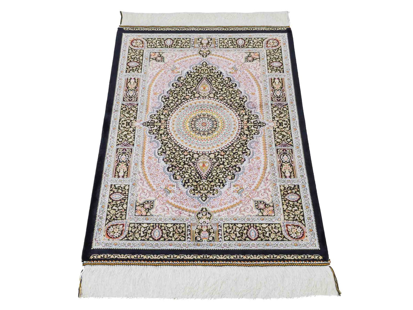 Ghom Maschinenteppich "Garshasp" 90 x 60 cm aus pflanzlicher Seide (Viskose) mit Medaillon, Schwarz. Teppichnummer: V38BK054H. Persian Luxury Collection by Khademi. Made in Iran / Persia – Vertrieb durch JUPITER Intl.