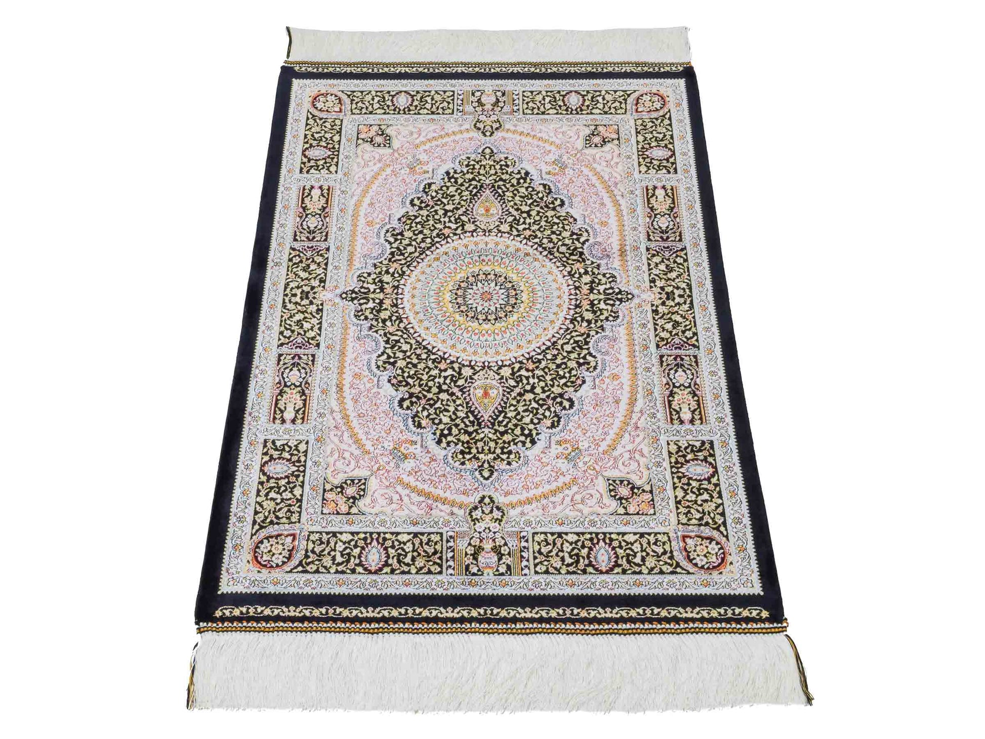 Ghom Maschinenteppich "Garshasp" 90 x 60 cm aus pflanzlicher Seide (Viskose) mit Medaillon, Schwarz. Teppichnummer: V38BK054H. Persian Luxury Collection by Khademi. Made in Iran / Persia – Vertrieb durch JUPITER Intl.