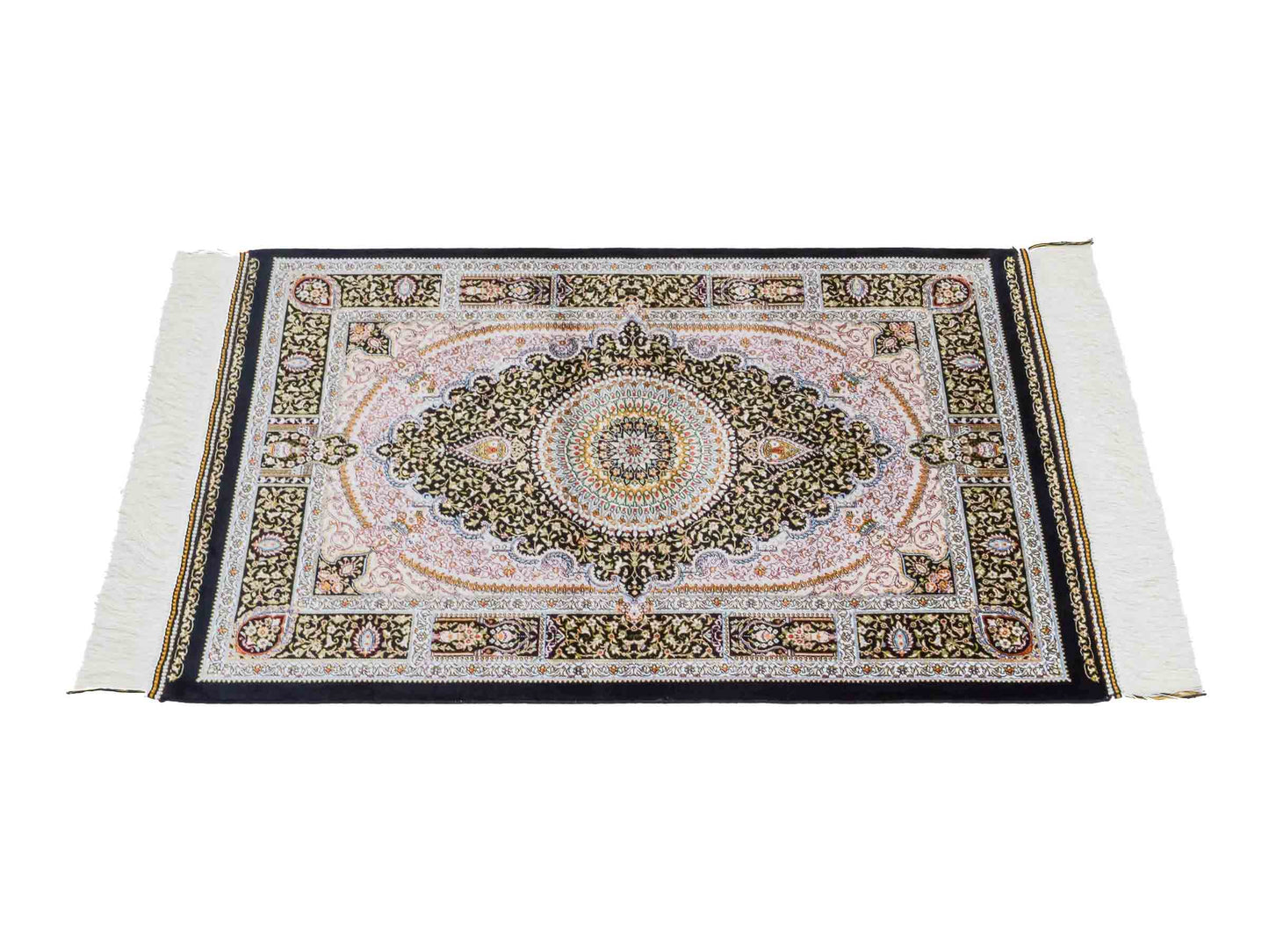 Ghom Maschinenteppich "Garshasp" 90 x 60 cm aus pflanzlicher Seide (Viskose) mit Medaillon, Schwarz. Teppichnummer: V38BK054H. Persian Luxury Collection by Khademi. Made in Iran / Persia – Vertrieb durch JUPITER Intl.