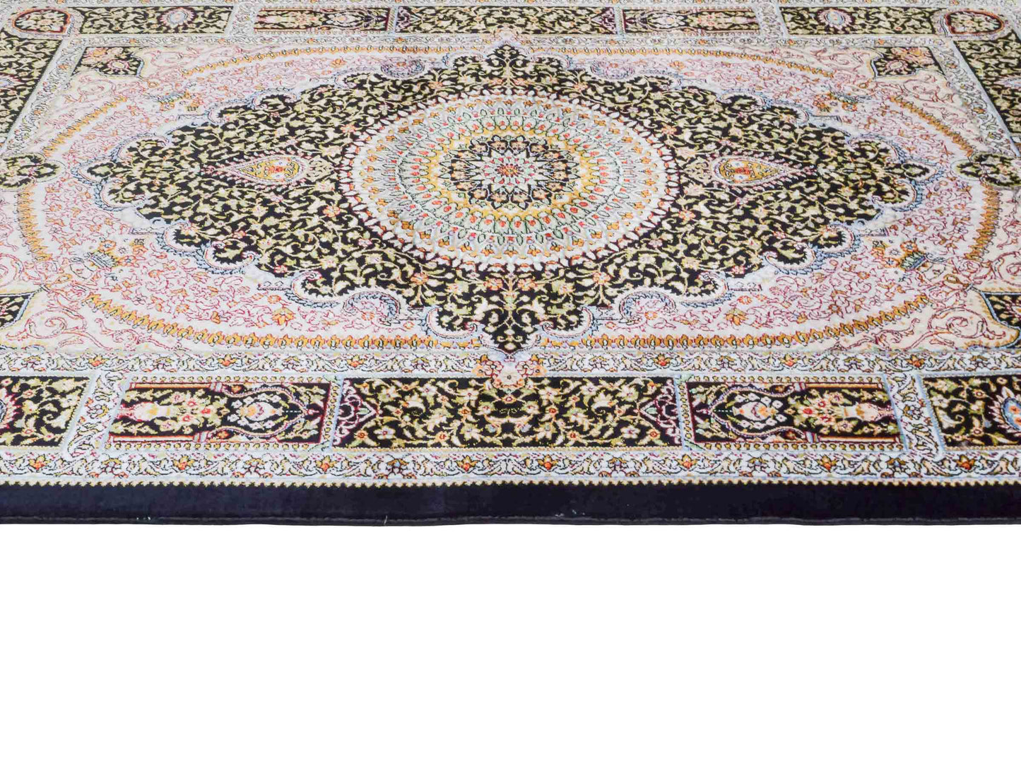 Ghom Maschinenteppich "Garshasp" 90 x 60 cm aus pflanzlicher Seide (Viskose) mit Medaillon, Schwarz. Teppichnummer: V38BK054H. Persian Luxury Collection by Khademi. Made in Iran / Persia – Vertrieb durch JUPITER Intl.