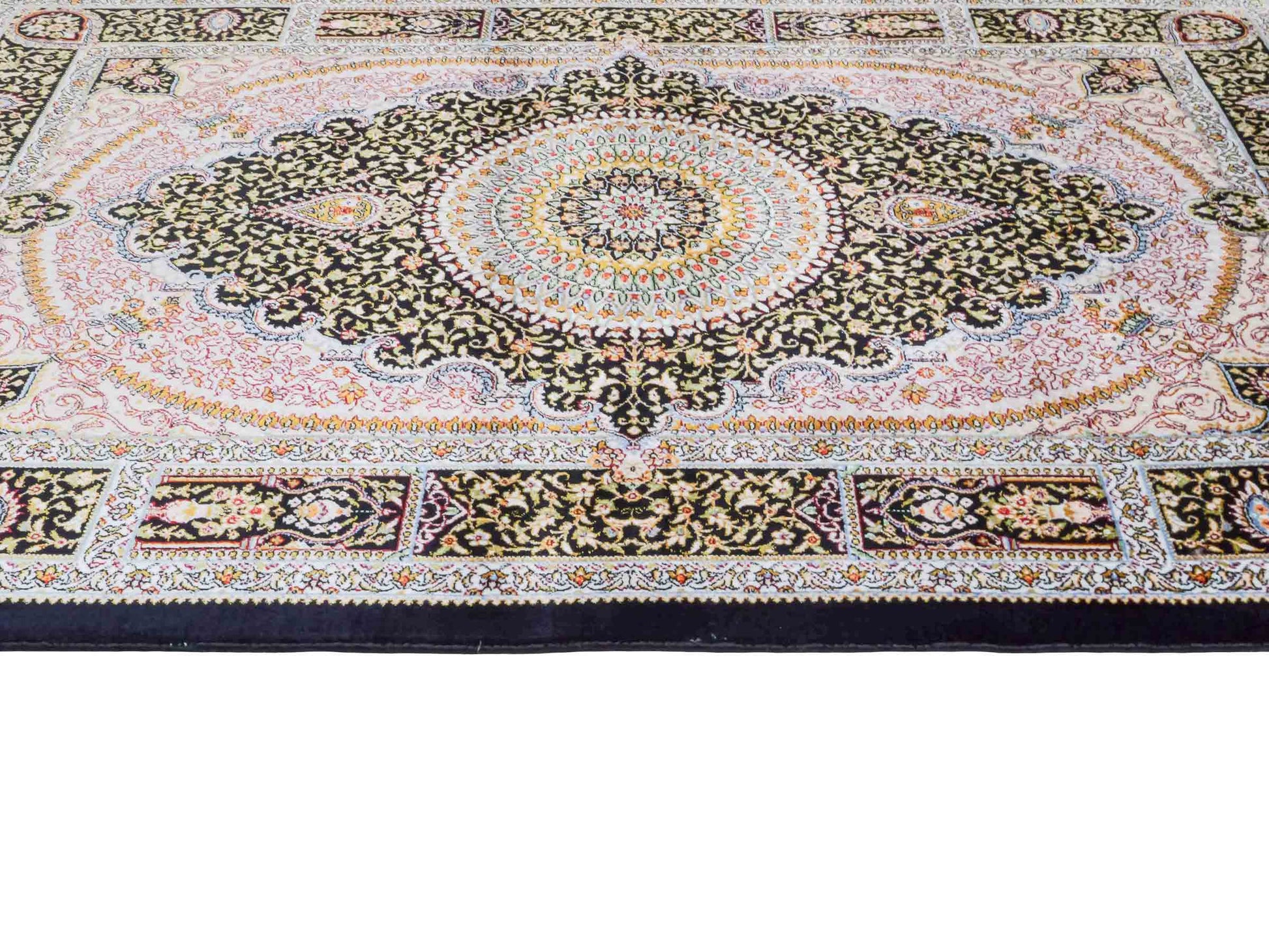 Ghom Maschinenteppich "Garshasp" 90 x 60 cm aus pflanzlicher Seide (Viskose) mit Medaillon, Schwarz. Teppichnummer: V38BK054H. Persian Luxury Collection by Khademi. Made in Iran / Persia – Vertrieb durch JUPITER Intl.