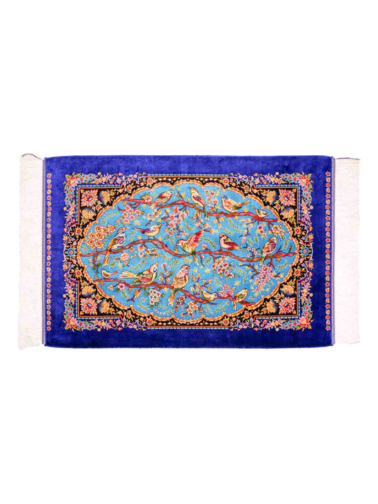 Ghom Maschinenteppich "Garsivaz" 90 x 60 cm aus pflanzlicher Seide (Viskose) mit Bildmotiv, Marineblau, Blau. Teppichnummer: V51TB054H Persian Luxury Collection by Khademi. Made in Iran / Persia – Vertrieb durch JUPITER Intl.