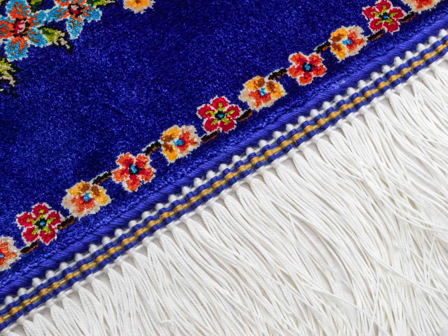 Ghom Maschinenteppich "Garsivaz" 90 x 60 cm aus pflanzlicher Seide (Viskose) mit Bildmotiv, Marineblau, Blau. Teppichnummer: V51TB054H Persian Luxury Collection by Khademi. Made in Iran / Persia – Vertrieb durch JUPITER Intl.