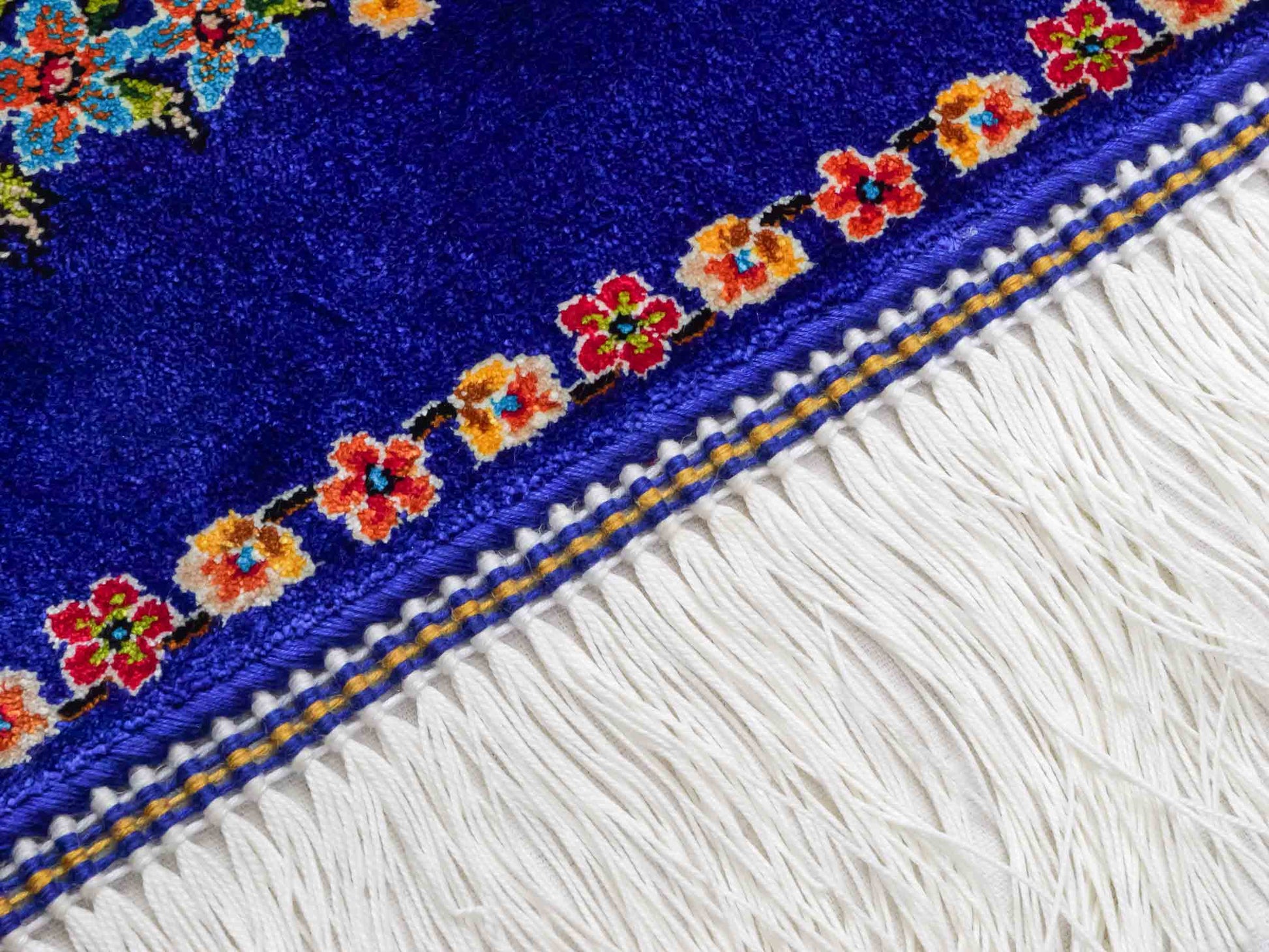 Ghom Maschinenteppich "Garsivaz" 90 x 60 cm aus pflanzlicher Seide (Viskose) mit Bildmotiv, Marineblau, Blau. Teppichnummer: V51TB054H Persian Luxury Collection by Khademi. Made in Iran / Persia – Vertrieb durch JUPITER Intl.