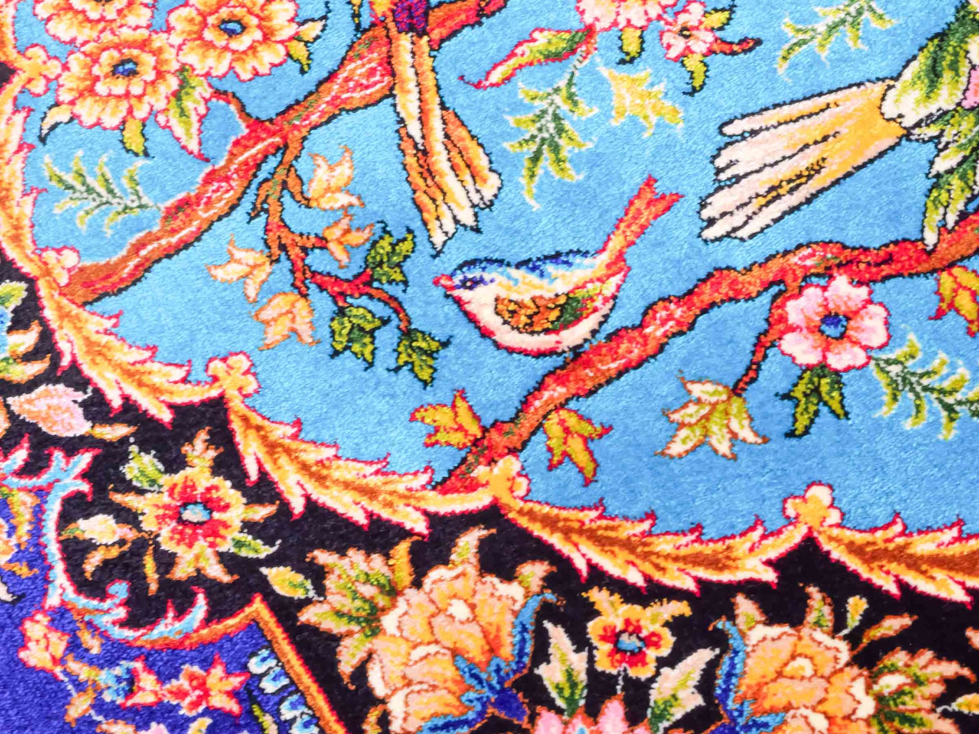 Ghom Maschinenteppich "Garsivaz" 90 x 60 cm aus pflanzlicher Seide (Viskose) mit Bildmotiv, Marineblau, Blau. Teppichnummer: V51TB054H Persian Luxury Collection by Khademi. Made in Iran / Persia – Vertrieb durch JUPITER Intl.