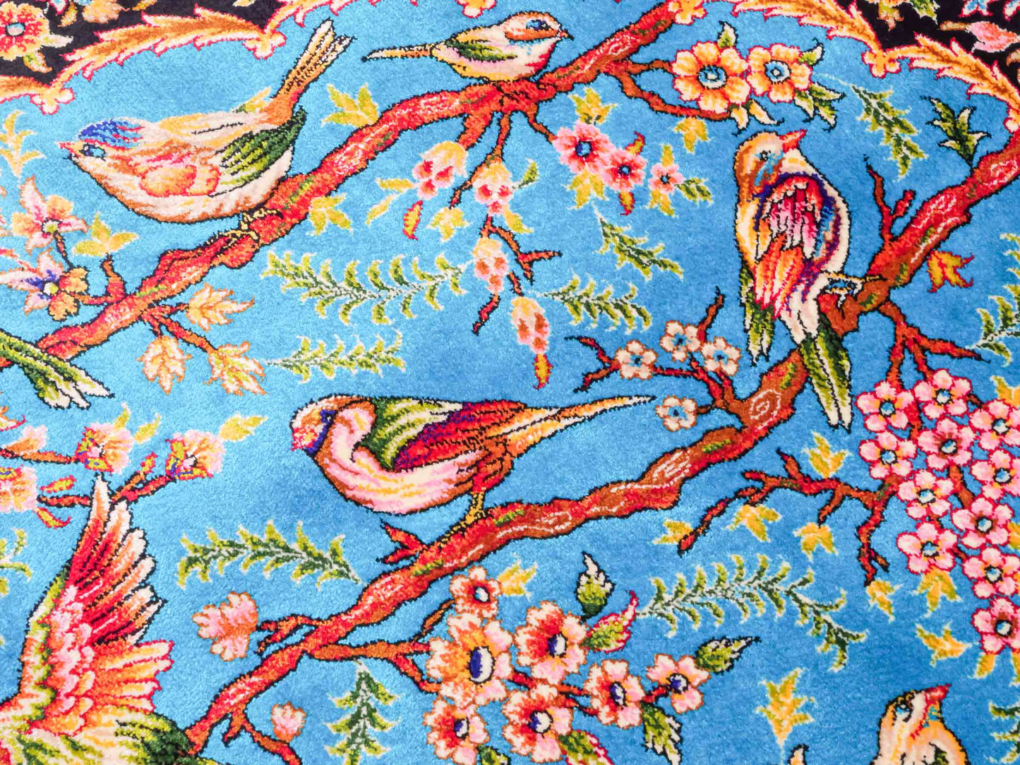 Ghom Maschinenteppich "Garsivaz" 90 x 60 cm aus pflanzlicher Seide (Viskose) mit Bildmotiv, Marineblau, Blau. Teppichnummer: V51TB054H Persian Luxury Collection by Khademi. Made in Iran / Persia – Vertrieb durch JUPITER Intl.
