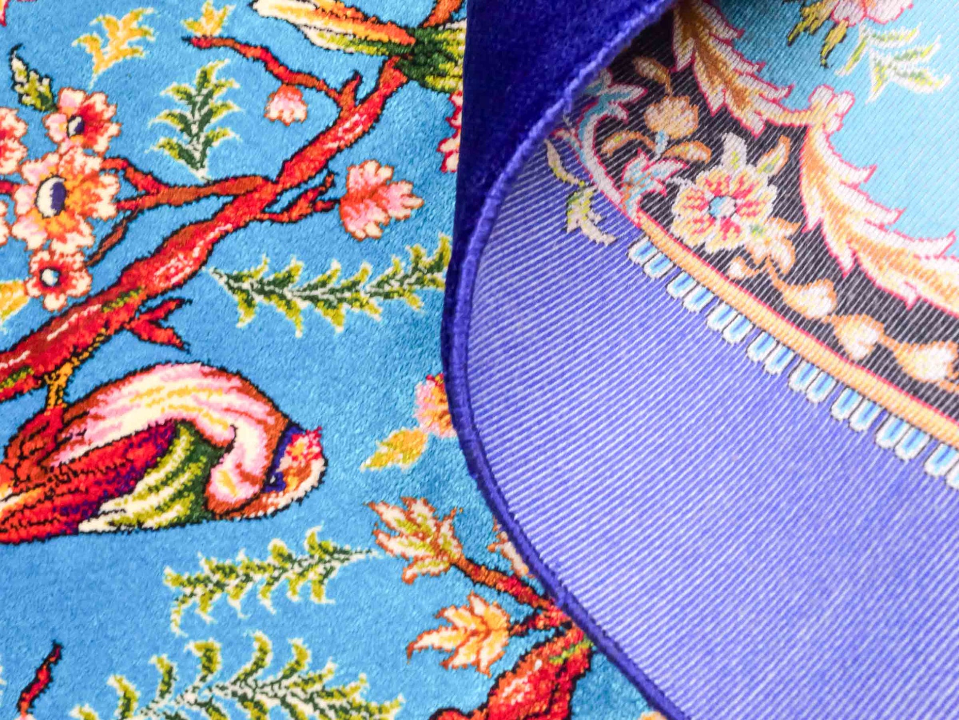 Ghom Maschinenteppich "Garsivaz" 90 x 60 cm aus pflanzlicher Seide (Viskose) mit Bildmotiv, Marineblau, Blau. Teppichnummer: V51TB054H Persian Luxury Collection by Khademi. Made in Iran / Persia – Vertrieb durch JUPITER Intl.