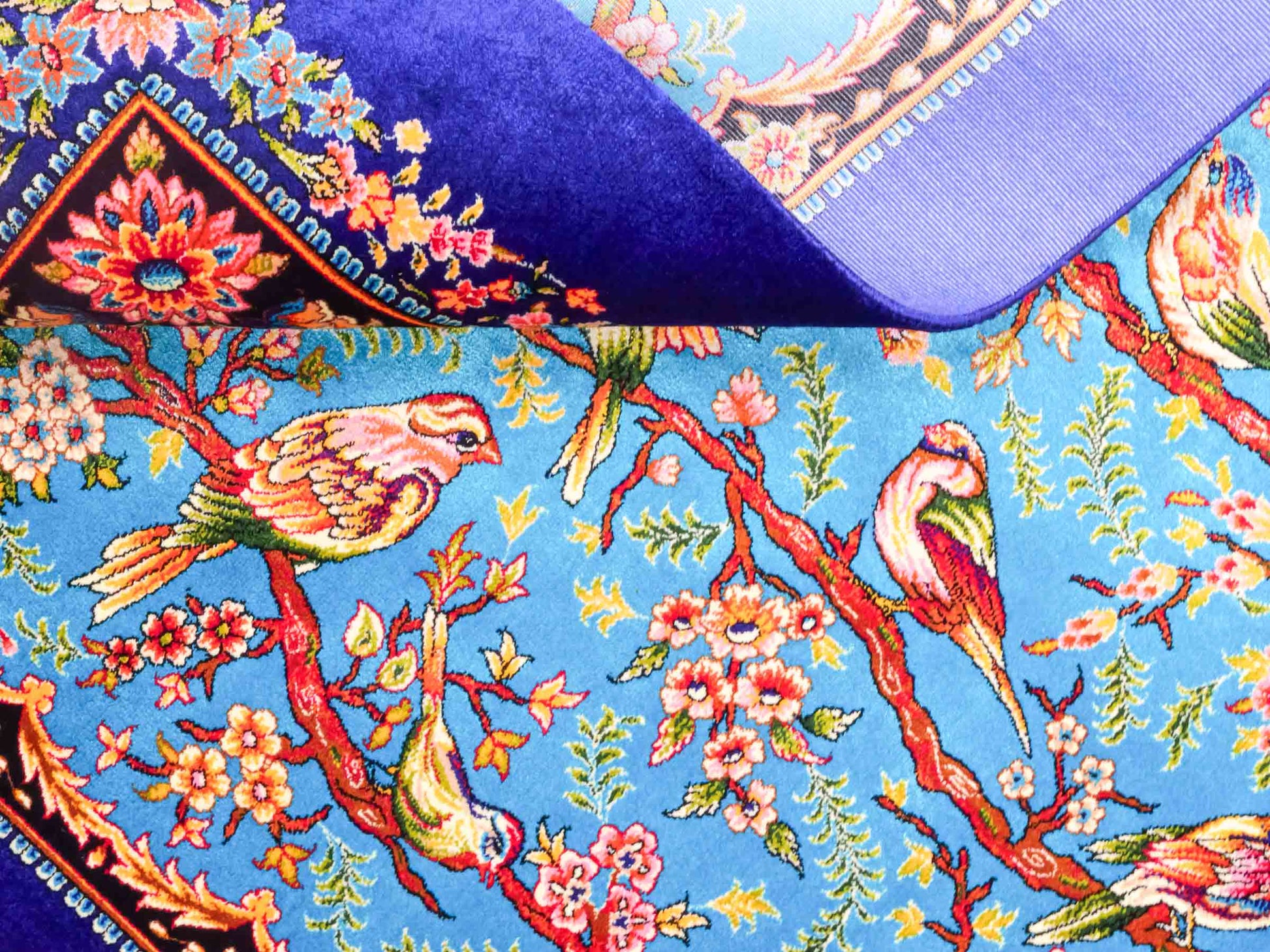 Ghom Maschinenteppich "Garsivaz" 90 x 60 cm aus pflanzlicher Seide (Viskose) mit Bildmotiv, Marineblau, Blau. Teppichnummer: V51TB054H Persian Luxury Collection by Khademi. Made in Iran / Persia – Vertrieb durch JUPITER Intl.
