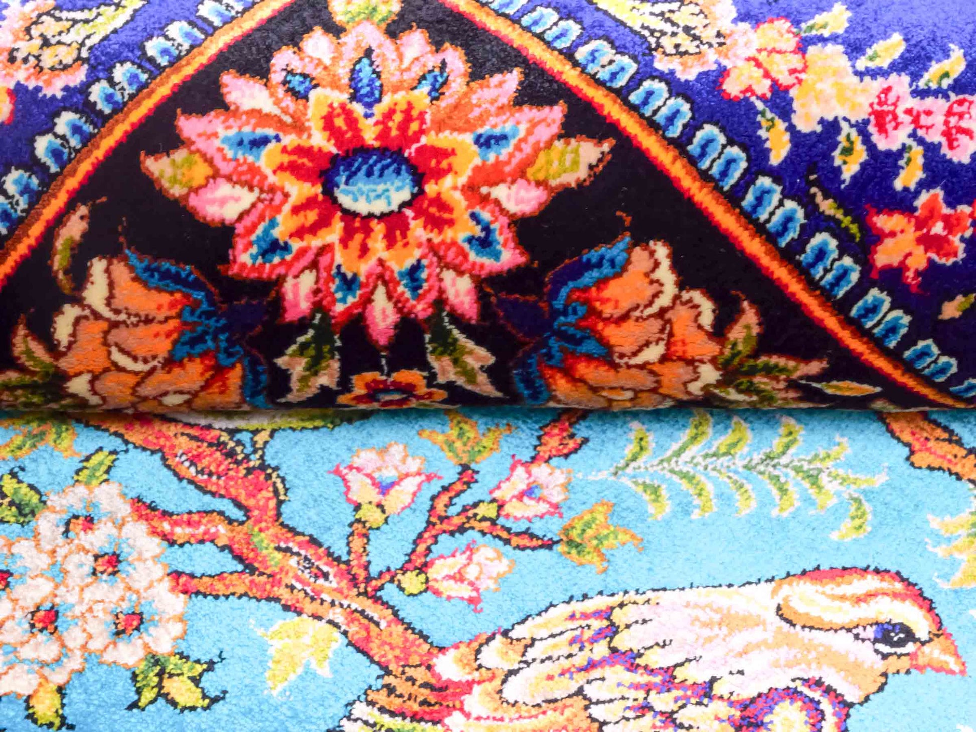 Ghom Maschinenteppich "Garsivaz" 90 x 60 cm aus pflanzlicher Seide (Viskose) mit Bildmotiv, Marineblau, Blau. Teppichnummer: V51TB054H Persian Luxury Collection by Khademi. Made in Iran / Persia – Vertrieb durch JUPITER Intl.