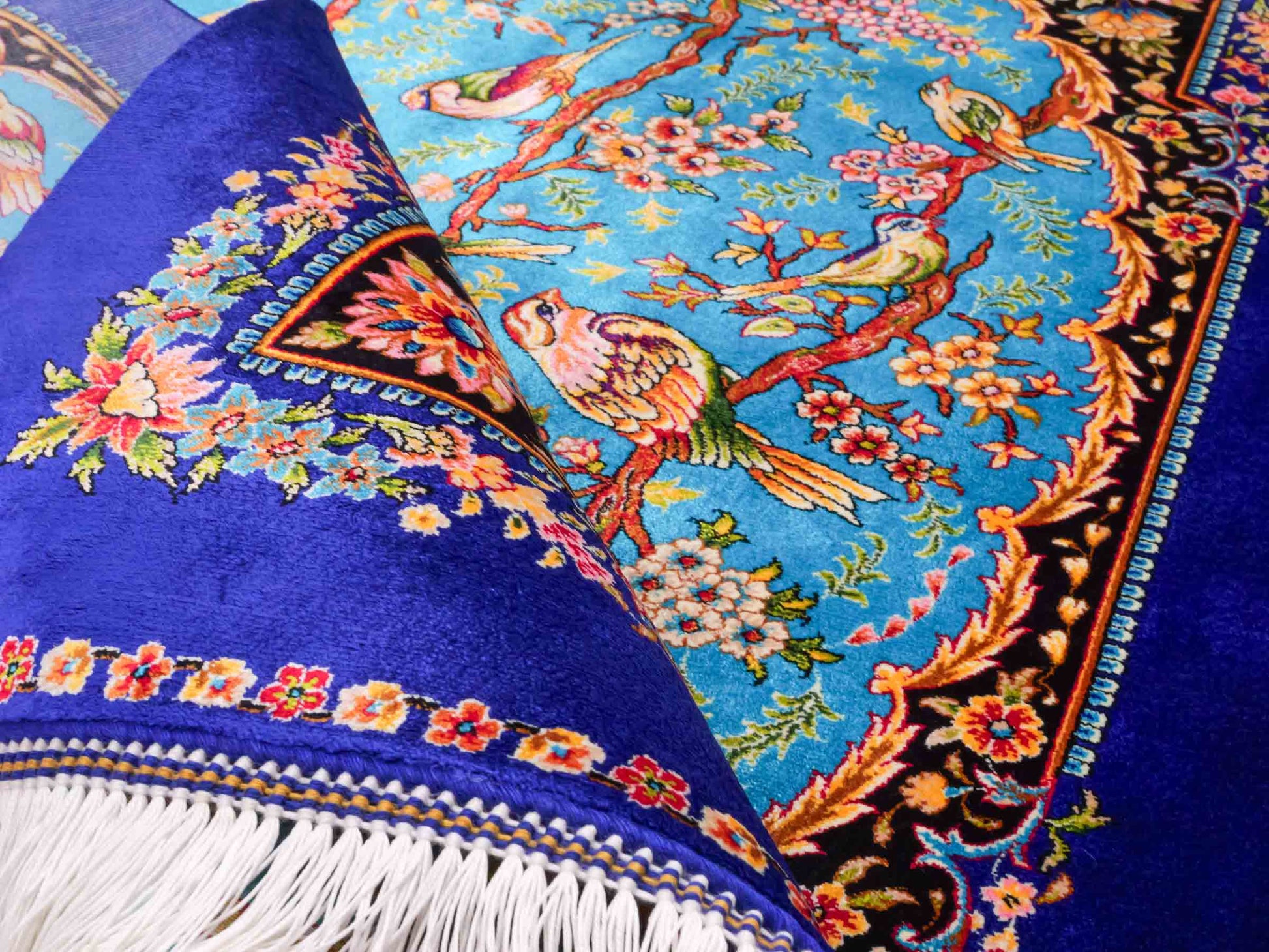 Ghom Maschinenteppich "Garsivaz" 90 x 60 cm aus pflanzlicher Seide (Viskose) mit Bildmotiv, Marineblau, Blau. Teppichnummer: V51TB054H Persian Luxury Collection by Khademi. Made in Iran / Persia – Vertrieb durch JUPITER Intl.