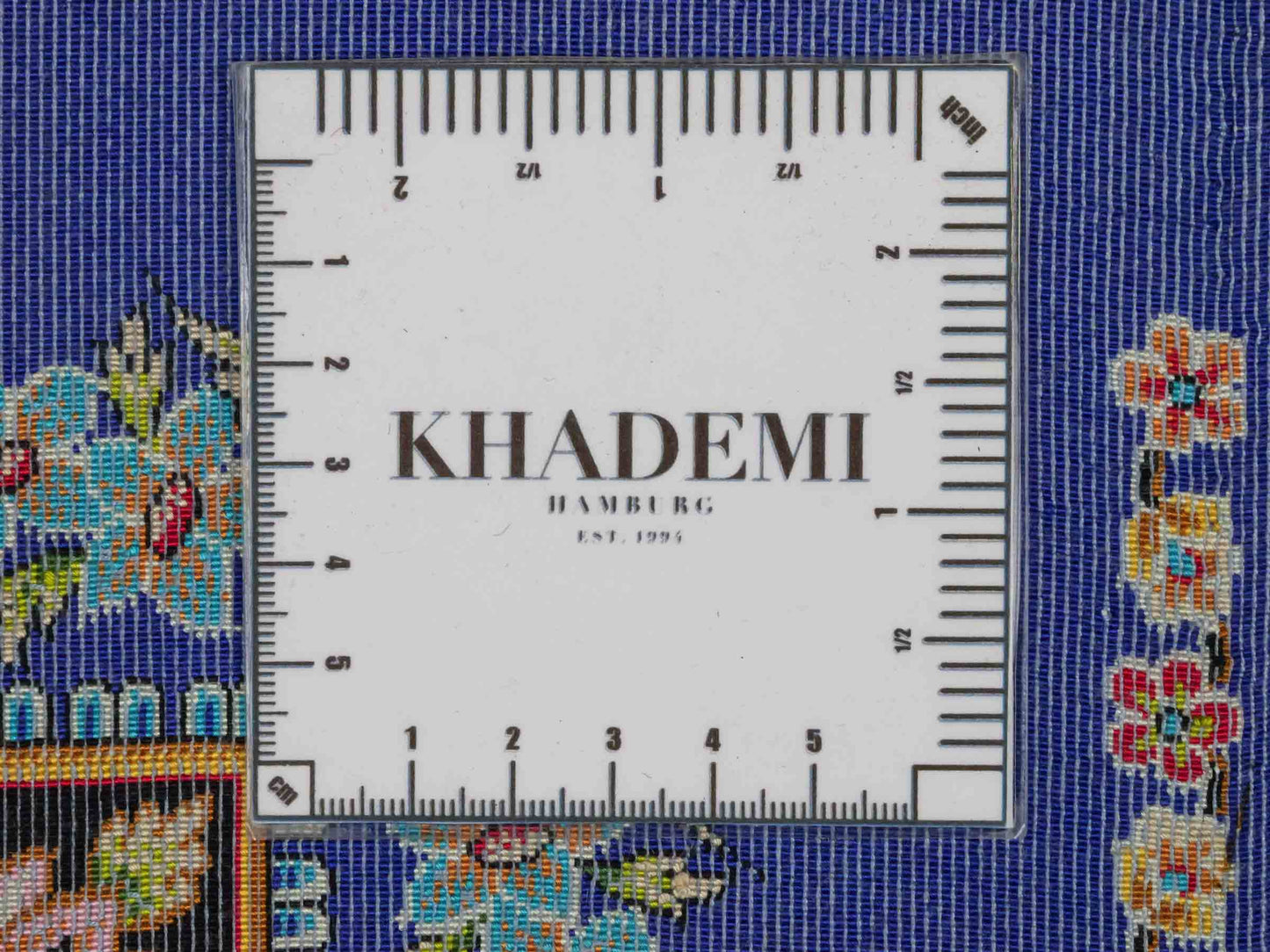 Ghom Maschinenteppich "Garsivaz" 90 x 60 cm aus pflanzlicher Seide (Viskose) mit Bildmotiv, Marineblau, Blau. Teppichnummer: V51TB054H Persian Luxury Collection by Khademi. Made in Iran / Persia – Vertrieb durch JUPITER Intl.
