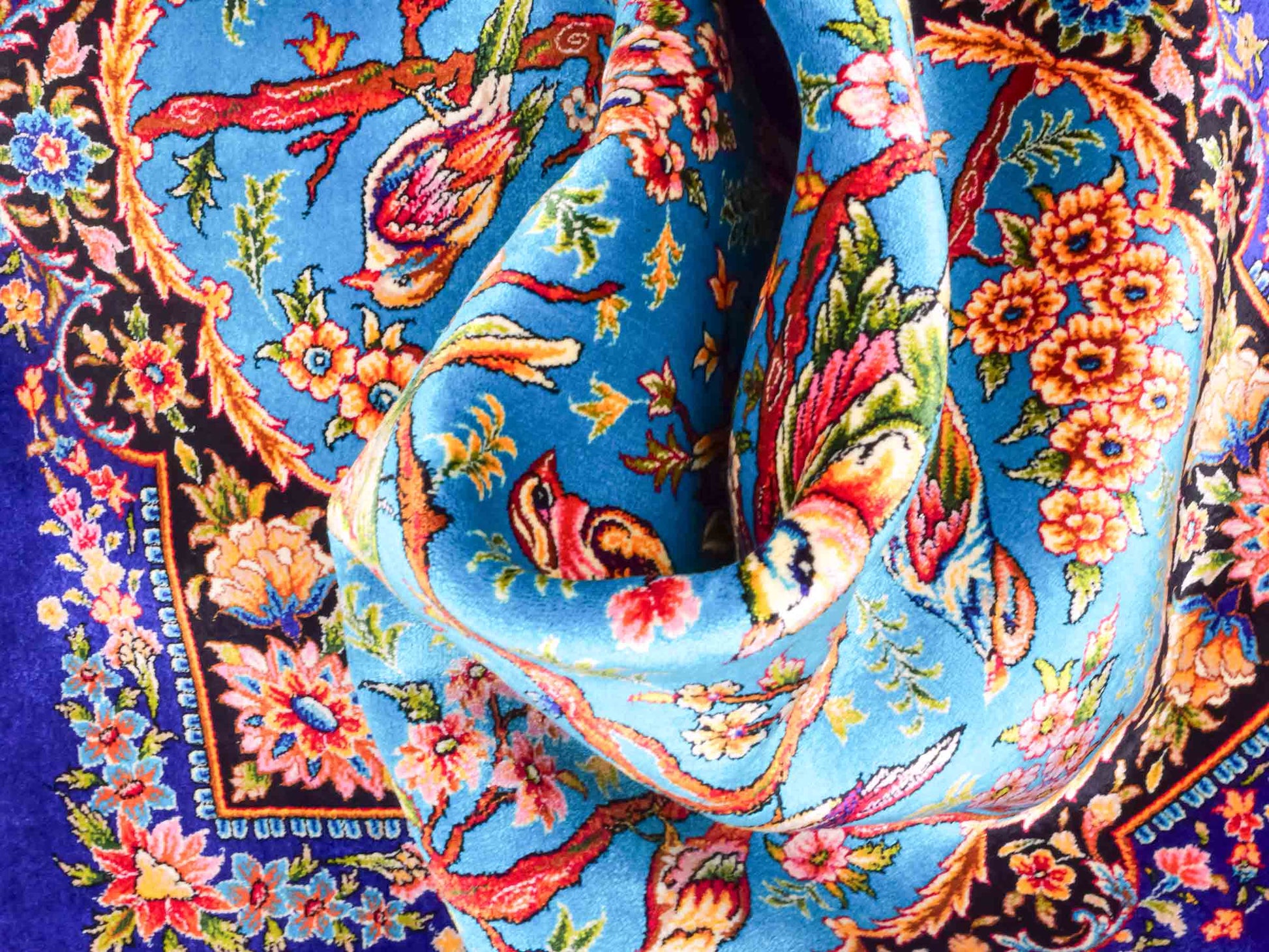 Ghom Maschinenteppich "Garsivaz" 90 x 60 cm aus pflanzlicher Seide (Viskose) mit Bildmotiv, Marineblau, Blau. Teppichnummer: V51TB054H Persian Luxury Collection by Khademi. Made in Iran / Persia – Vertrieb durch JUPITER Intl.