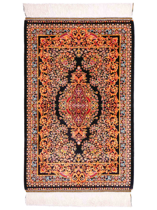 Ghom Maschinenteppich "Giv" 90 x 60 cm aus pflanzlicher Seide (Viskose) mit Medaillon, Schwarz-Gold. Teppichnummer: V42BK054H. Persian Luxury Collection by Khademi. Made in Iran / Persia – Vertrieb durch JUPITER Intl.