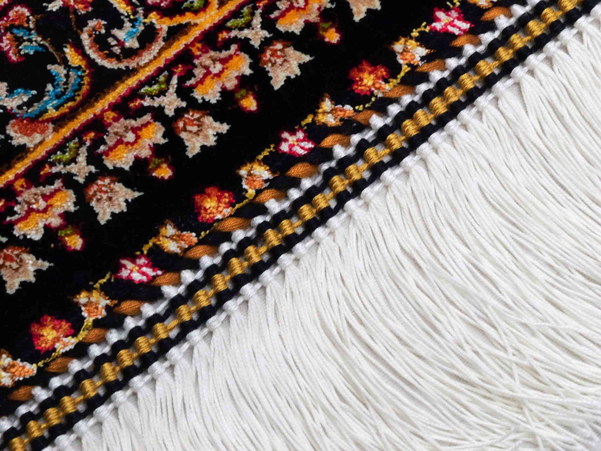 Ghom Maschinenteppich "Giv" 90 x 60 cm aus pflanzlicher Seide (Viskose) mit Medaillon, Schwarz-Gold. Teppichnummer: V42BK054H. Persian Luxury Collection by Khademi. Made in Iran / Persia – Vertrieb durch JUPITER Intl.