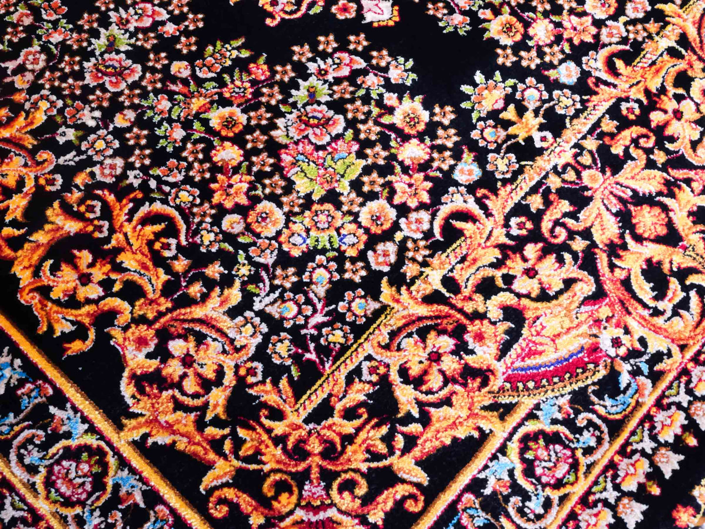 Ghom Maschinenteppich "Giv" 90 x 60 cm aus pflanzlicher Seide (Viskose) mit Medaillon, Schwarz-Gold. Teppichnummer: V42BK054H. Persian Luxury Collection by Khademi. Made in Iran / Persia – Vertrieb durch JUPITER Intl.