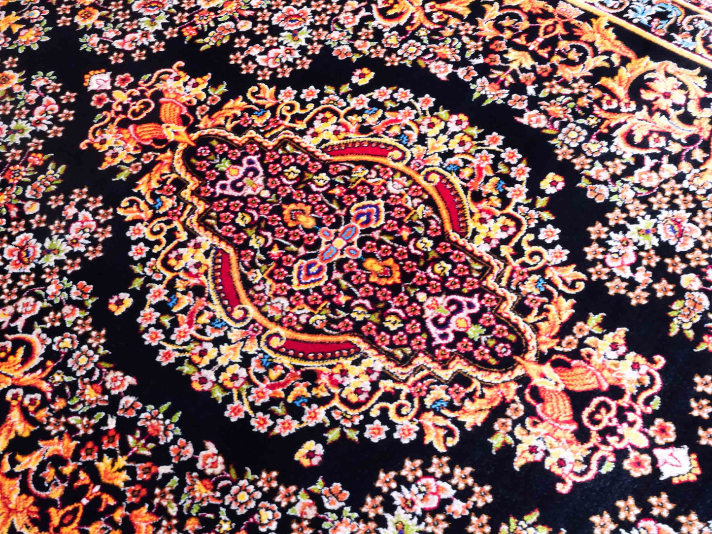 Ghom Maschinenteppich "Giv" 90 x 60 cm aus pflanzlicher Seide (Viskose) mit Medaillon, Schwarz-Gold. Teppichnummer: V42BK054H. Persian Luxury Collection by Khademi. Made in Iran / Persia – Vertrieb durch JUPITER Intl.