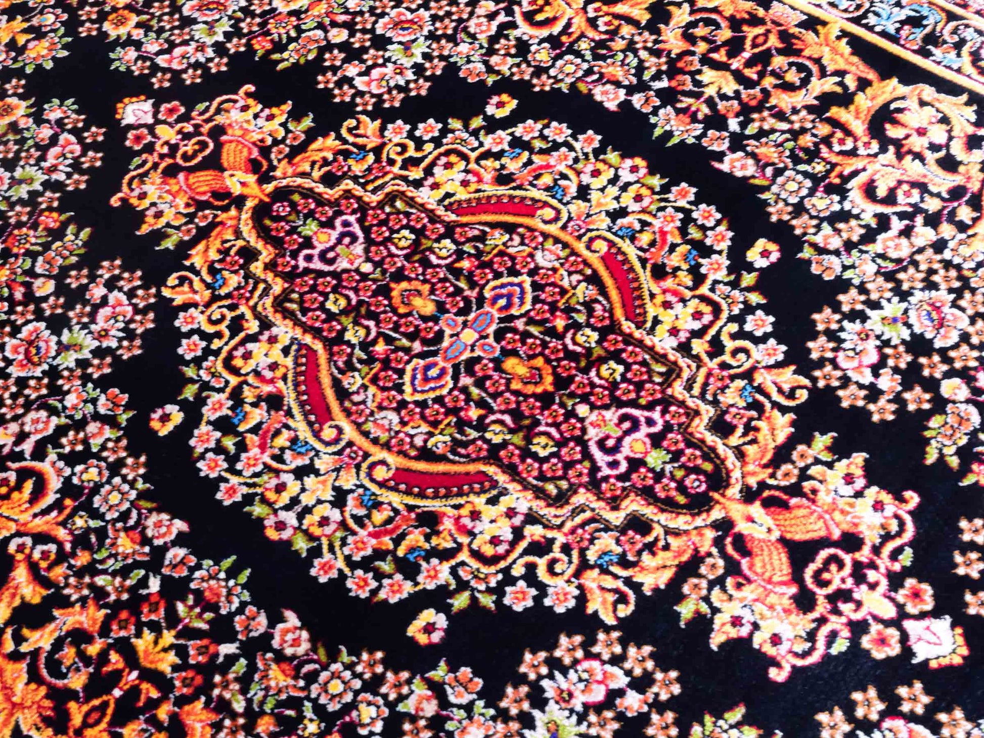 Ghom Maschinenteppich "Giv" 90 x 60 cm aus pflanzlicher Seide (Viskose) mit Medaillon, Schwarz-Gold. Teppichnummer: V42BK054H. Persian Luxury Collection by Khademi. Made in Iran / Persia – Vertrieb durch JUPITER Intl.