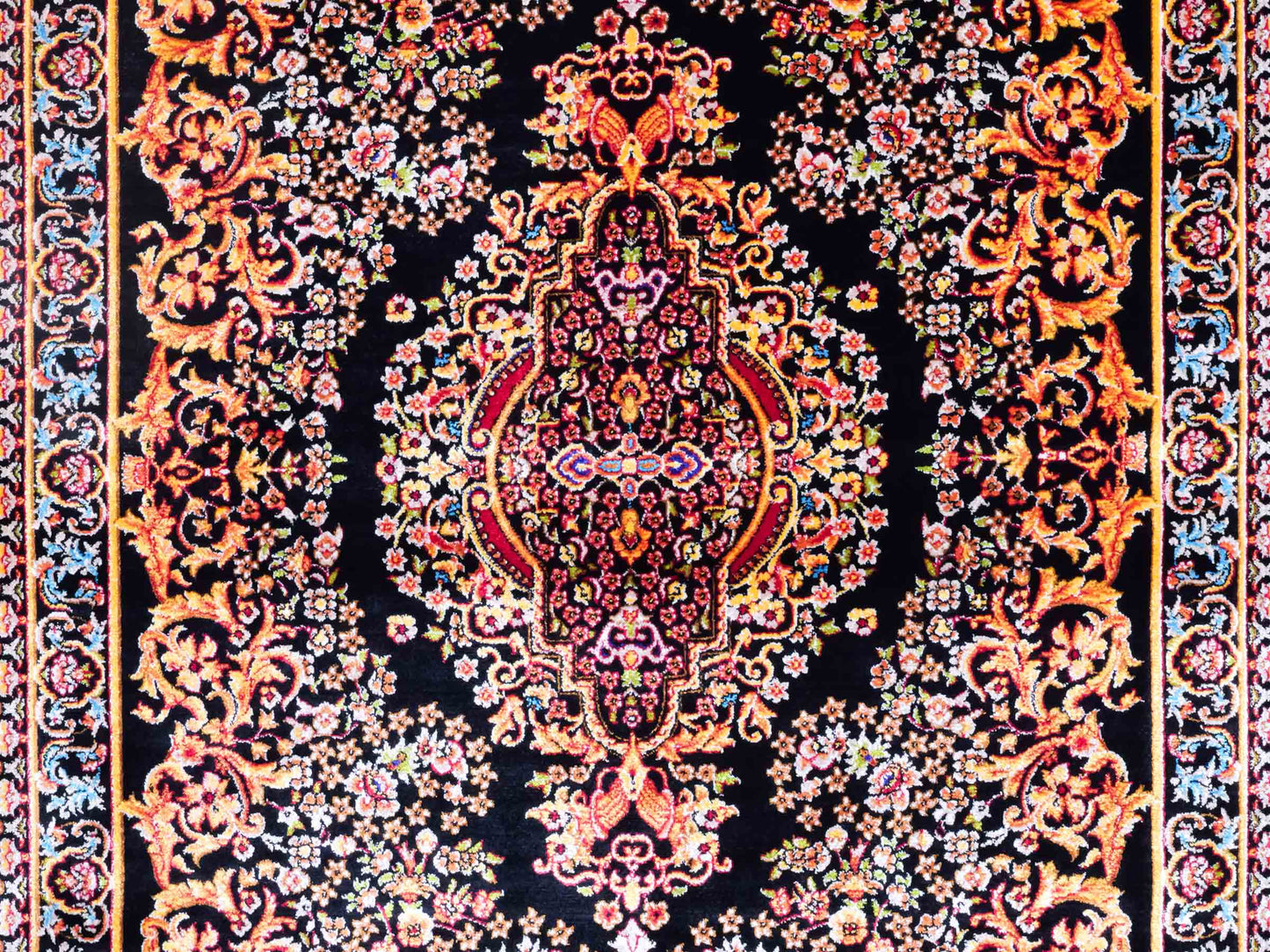 Ghom Maschinenteppich "Giv" 90 x 60 cm aus pflanzlicher Seide (Viskose) mit Medaillon, Schwarz-Gold. Teppichnummer: V42BK054H. Persian Luxury Collection by Khademi. Made in Iran / Persia – Vertrieb durch JUPITER Intl.