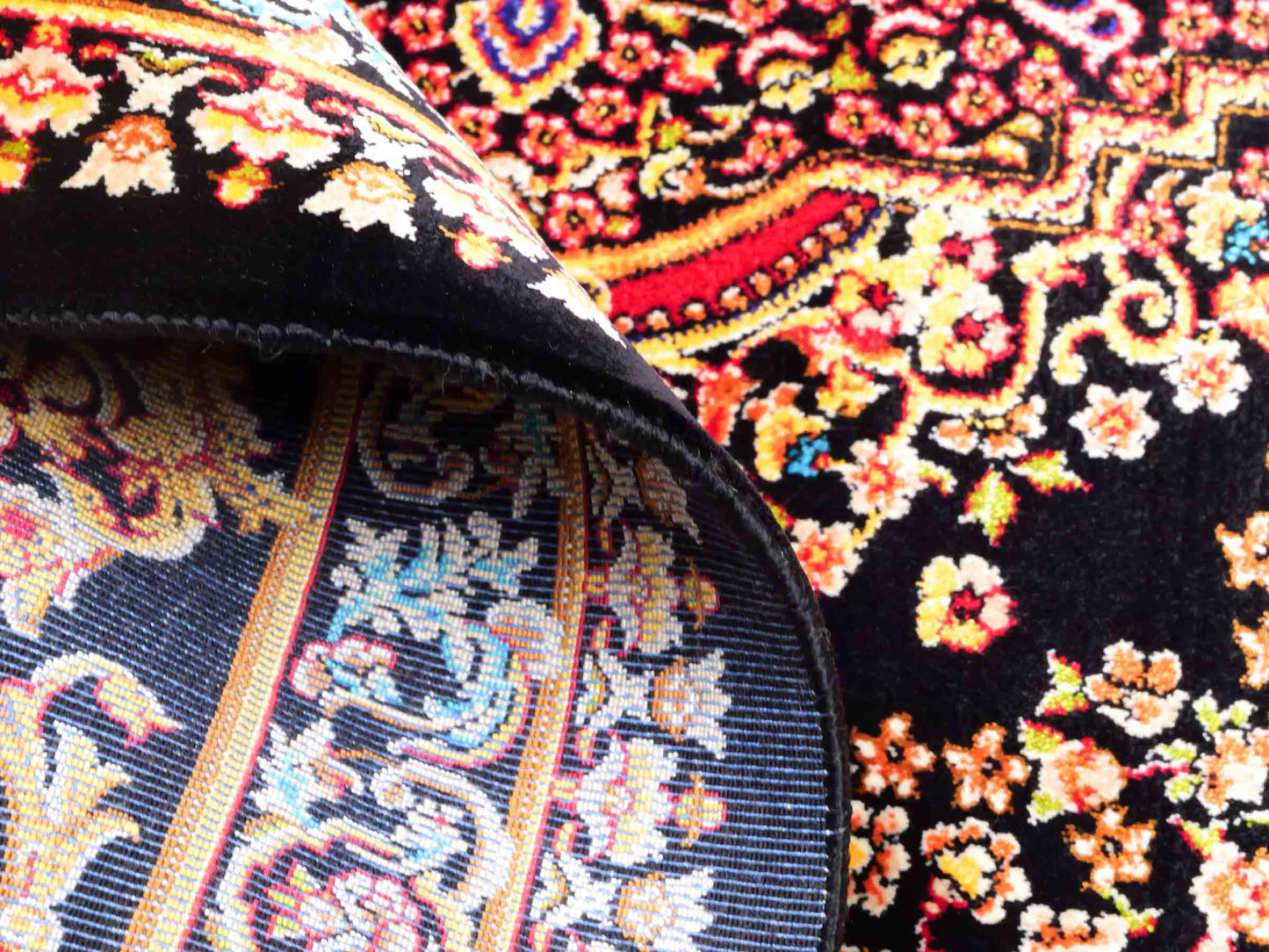 Ghom Maschinenteppich "Giv" 90 x 60 cm aus pflanzlicher Seide (Viskose) mit Medaillon, Schwarz-Gold. Teppichnummer: V42BK054H. Persian Luxury Collection by Khademi. Made in Iran / Persia – Vertrieb durch JUPITER Intl.