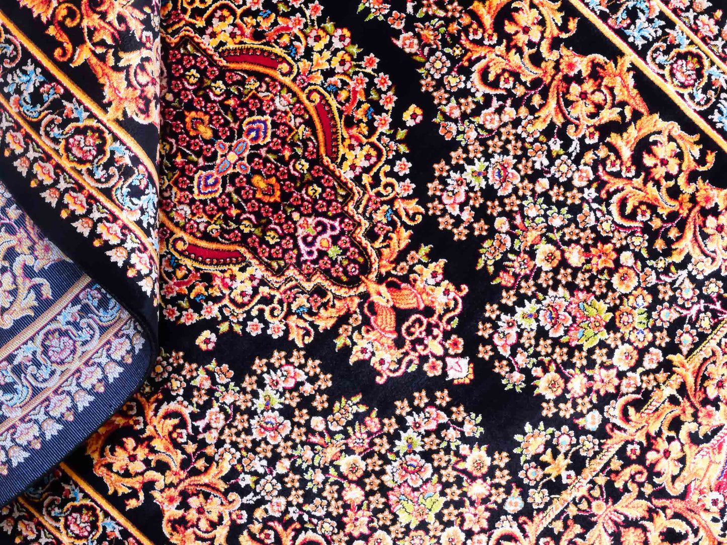 Ghom Maschinenteppich "Giv" 90 x 60 cm aus pflanzlicher Seide (Viskose) mit Medaillon, Schwarz-Gold. Teppichnummer: V42BK054H. Persian Luxury Collection by Khademi. Made in Iran / Persia – Vertrieb durch JUPITER Intl.