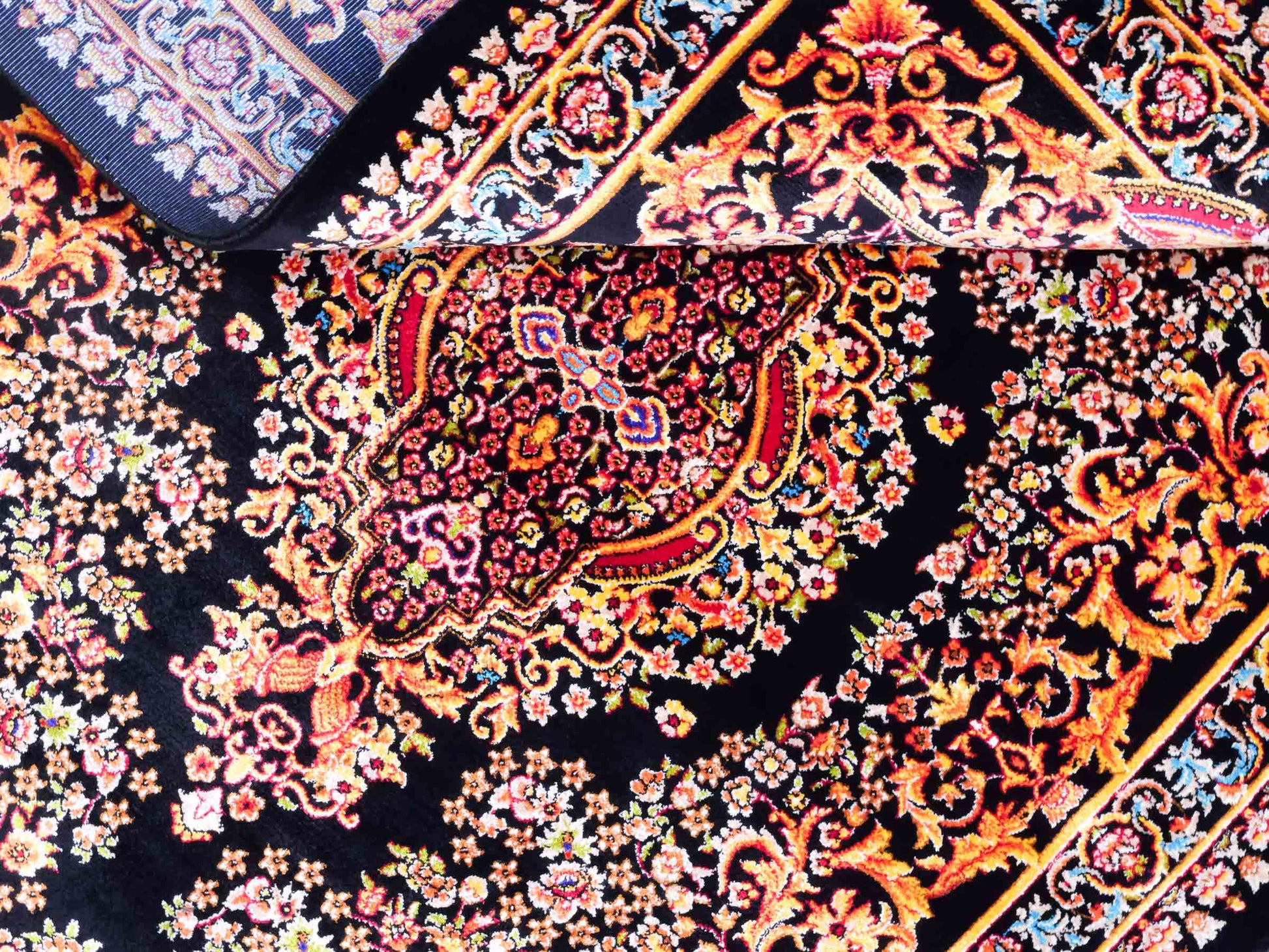 Ghom Maschinenteppich "Giv" 90 x 60 cm aus pflanzlicher Seide (Viskose) mit Medaillon, Schwarz-Gold. Teppichnummer: V42BK054H. Persian Luxury Collection by Khademi. Made in Iran / Persia – Vertrieb durch JUPITER Intl.