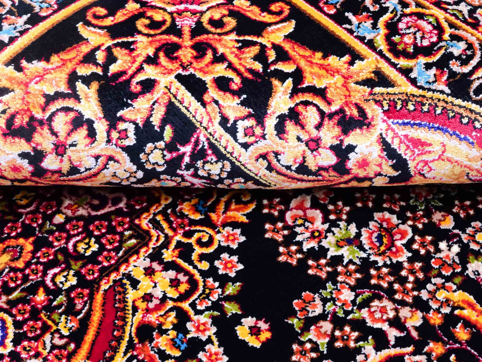 Ghom Maschinenteppich "Giv" 90 x 60 cm aus pflanzlicher Seide (Viskose) mit Medaillon, Schwarz-Gold. Teppichnummer: V42BK054H. Persian Luxury Collection by Khademi. Made in Iran / Persia – Vertrieb durch JUPITER Intl.